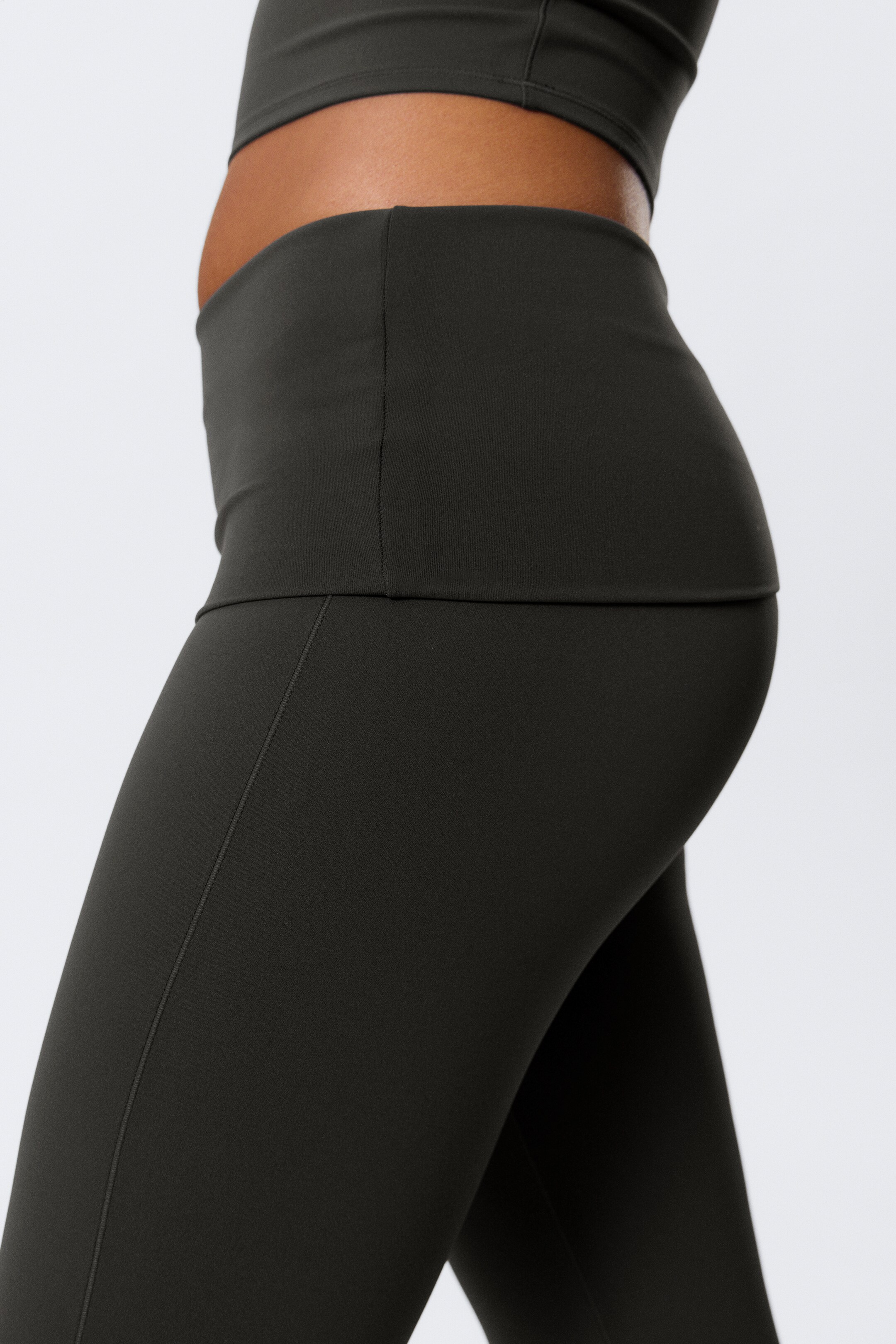Agrandir l'image: Collants de yoga évasés à taille plissée - Dark Grey - FEMME | H&M CH 4