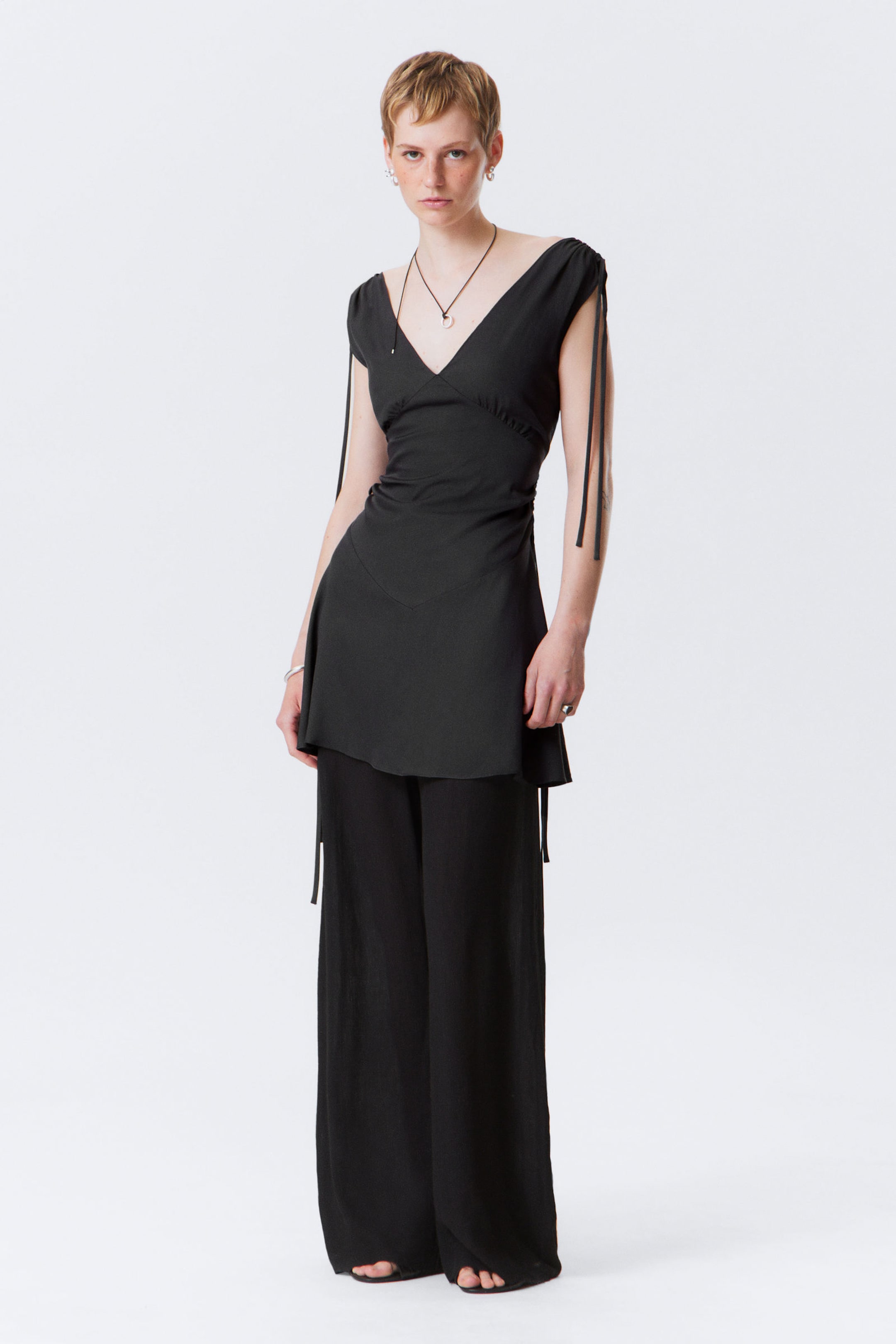 #3A3A3D - Ärmelloses Minikleid mit V-Ausschnitt - 1