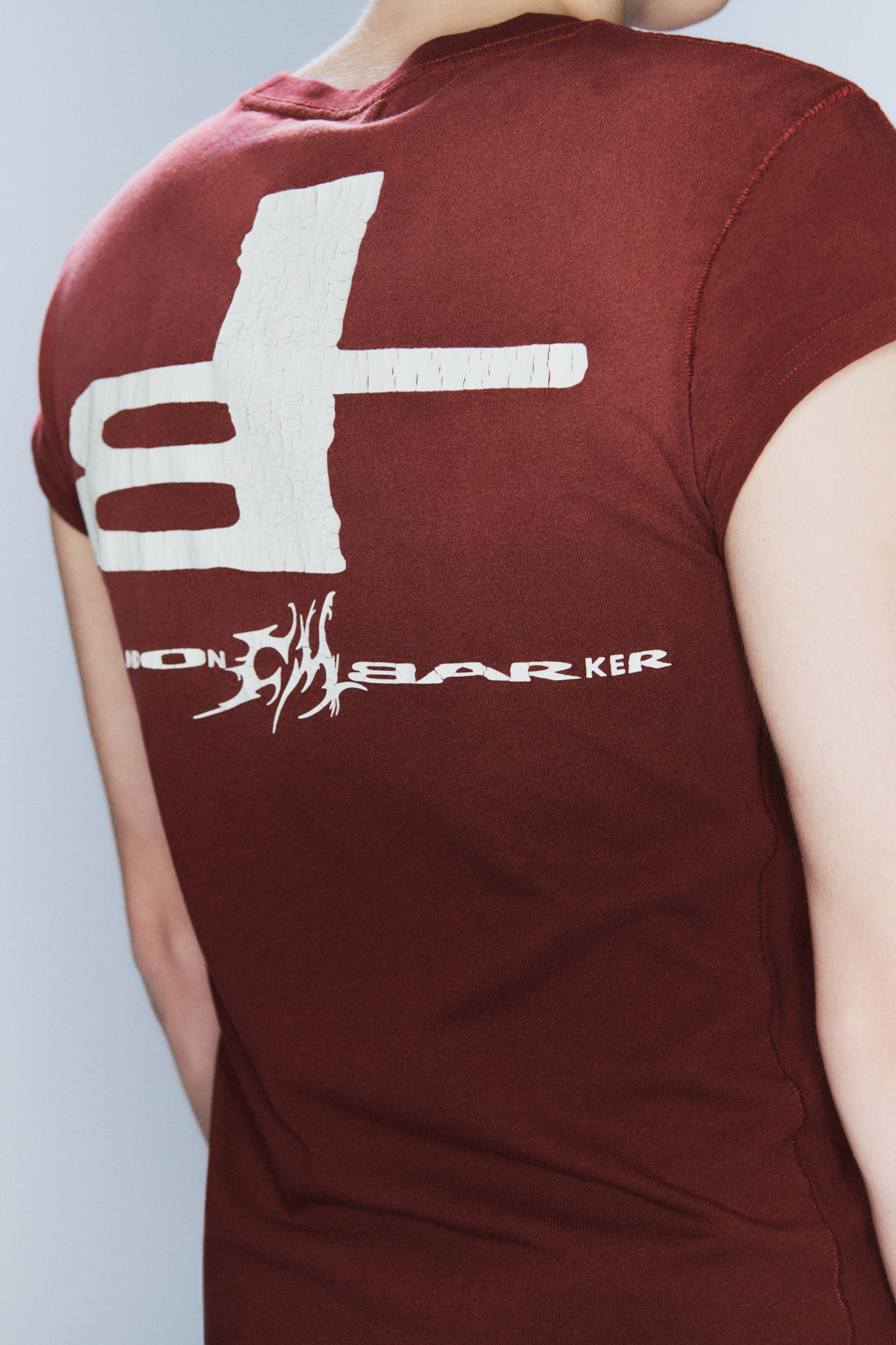 Dunkles, sonnenverblasstes Rot - CM x LB Körperbetontes Unisex-T-Shirt - 2