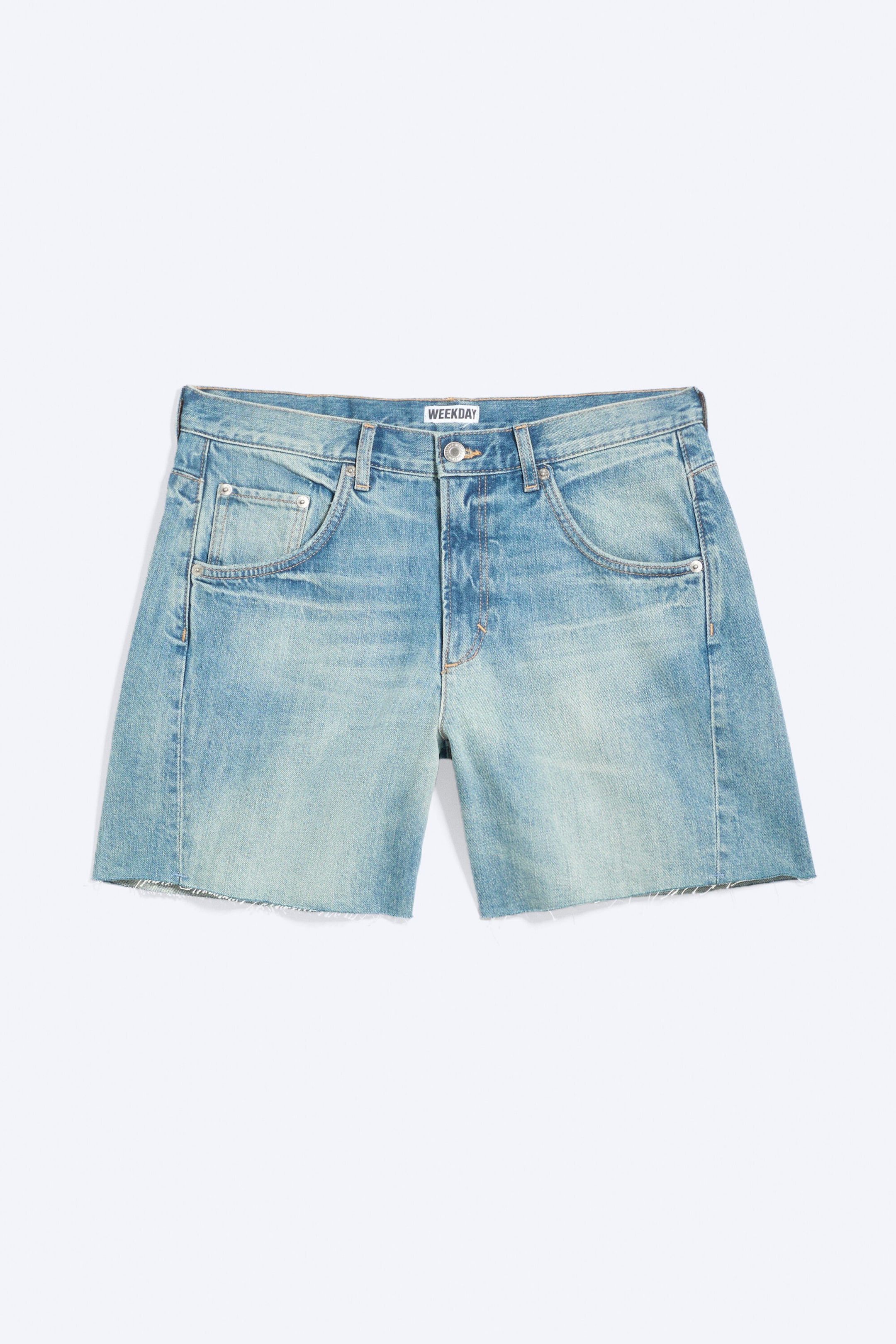 Coastal Blue - Hellblau - Schräg geschnittene Low-Waist-Jeansshorts - 4