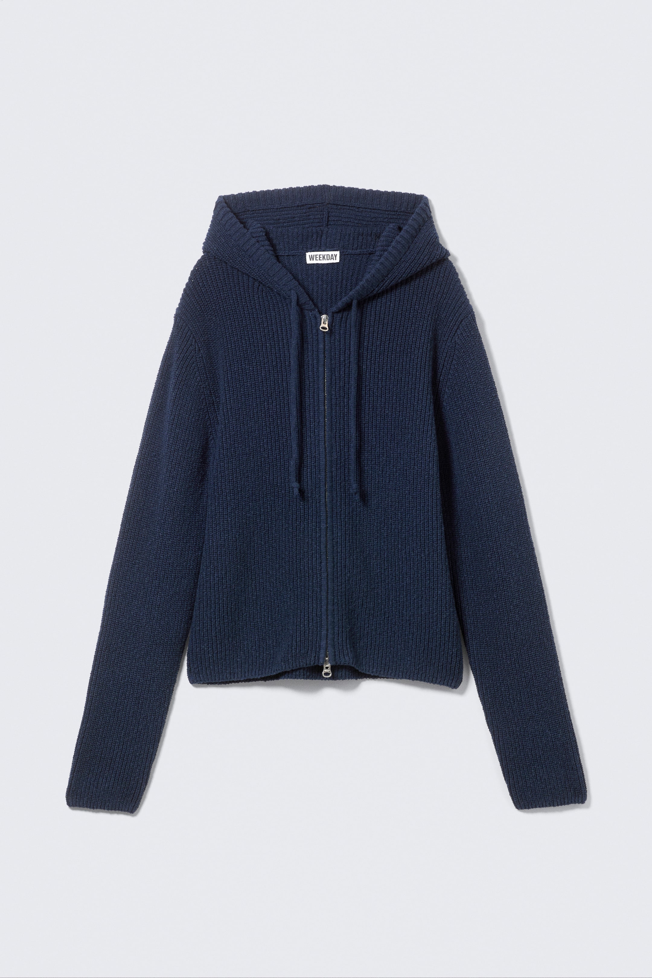Agrandir l'image: Un hoodie bleu marine ajusté est présenté de FACE, mettant en valeur une texture en maille côtelée. Il est doté d'une capuche à cordon de serrage, d'une fermeture éclair à double sens de couleur argentée, de poignets côtelés et d'un ourlet côtelé.