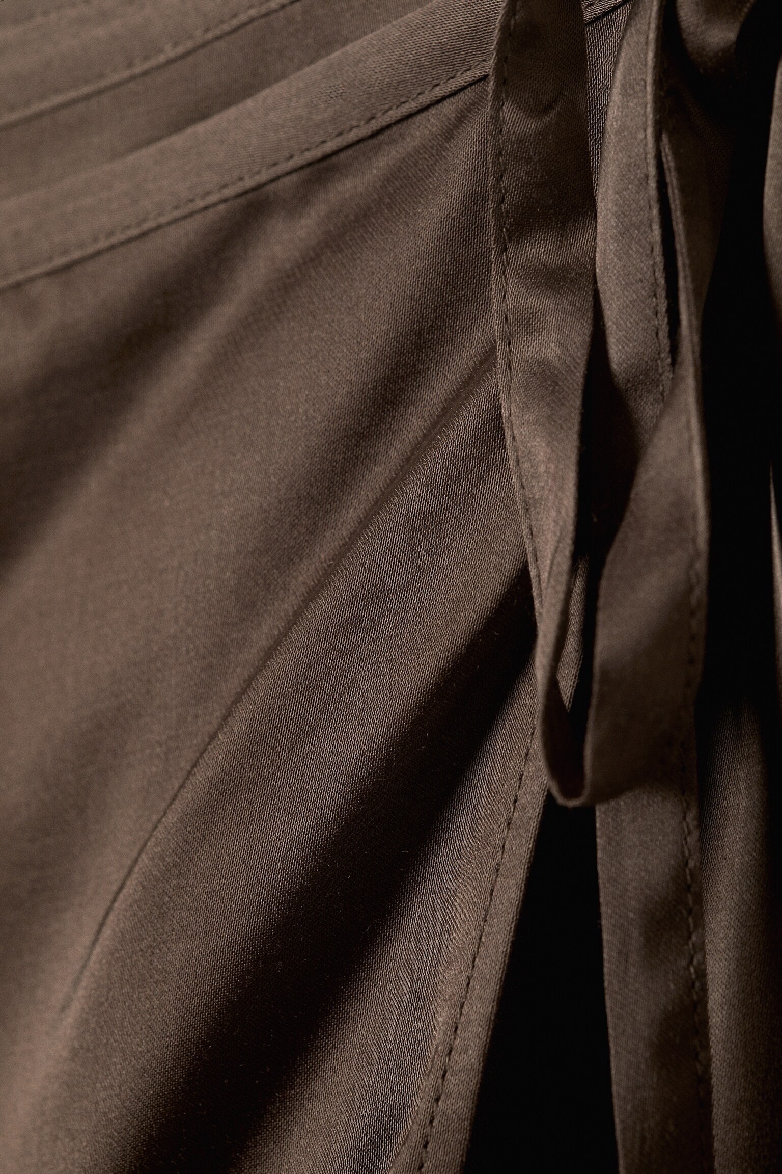 Saténová zavinovací mini sukně - Tmavě hnědá/Tmavě šedá - 2