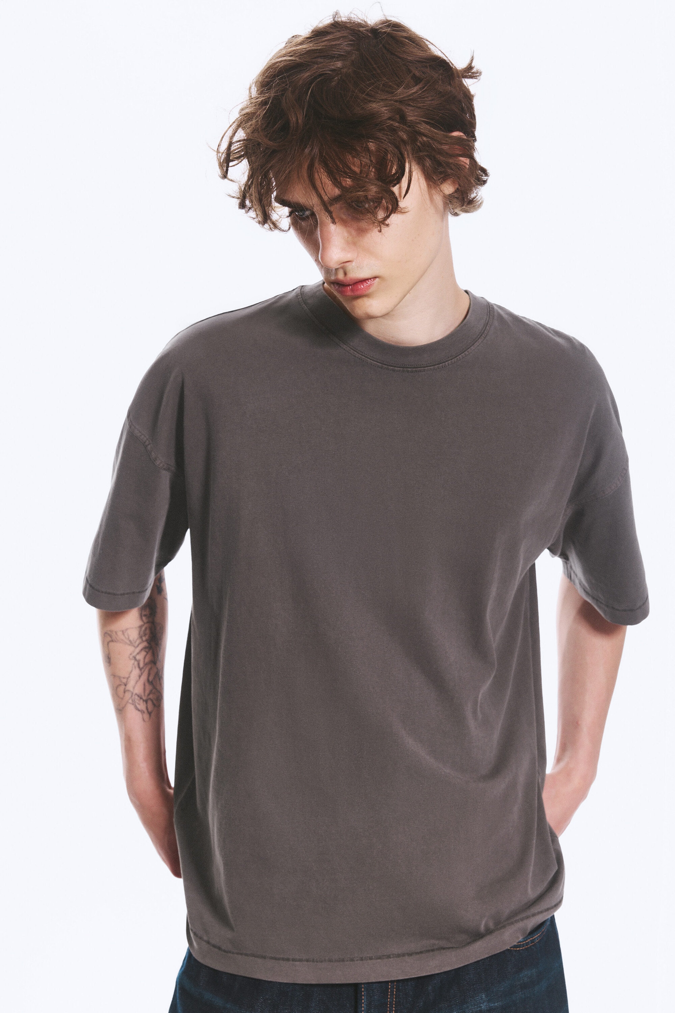 Ausgewaschenes Dunkelbraun - Oversized T-Shirt im kastigen Fit - 1