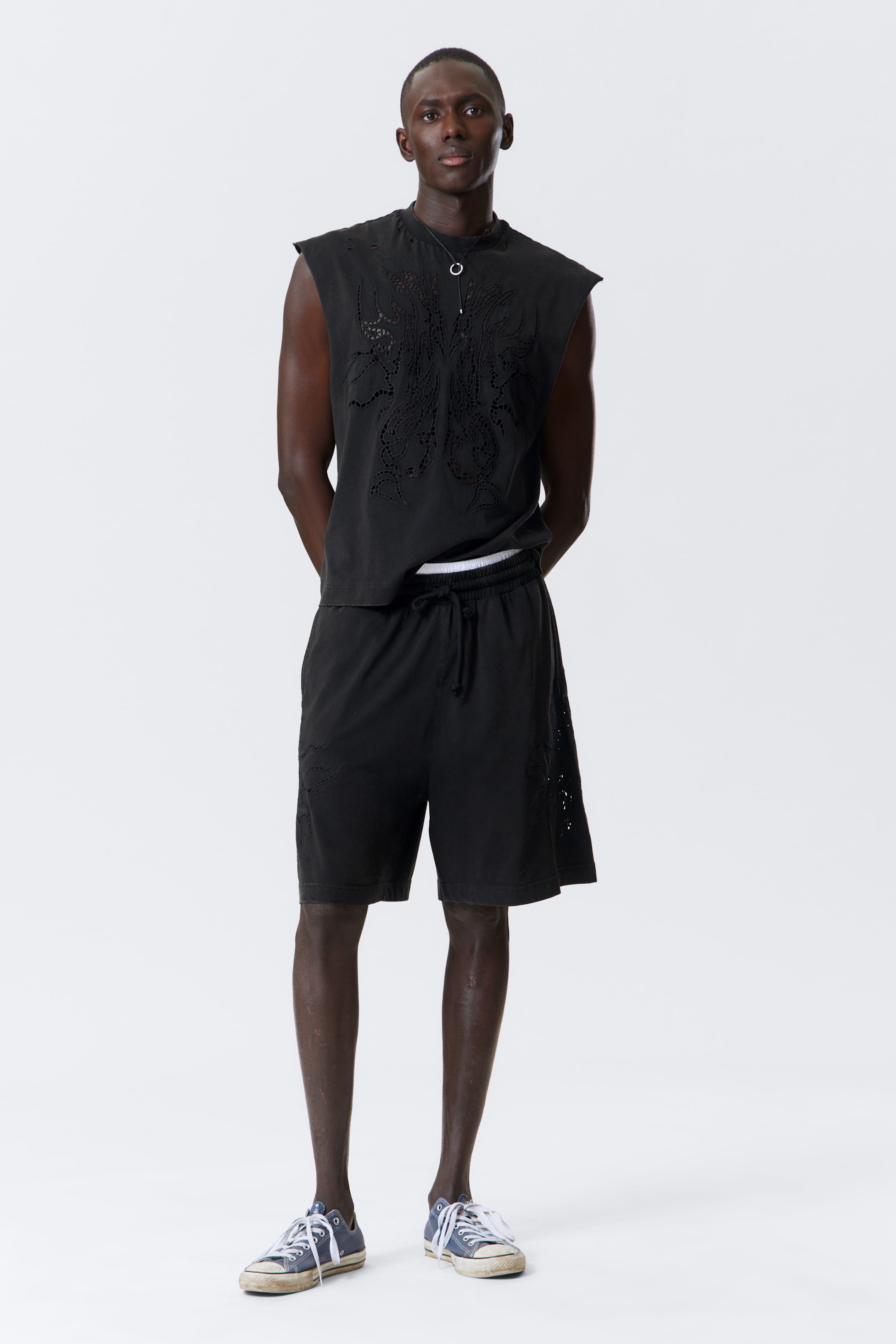 Agrandir l'image: Short Loose Fit en coton avec broderie anglaise - Noir délavé - HOMME | H&M BE 1