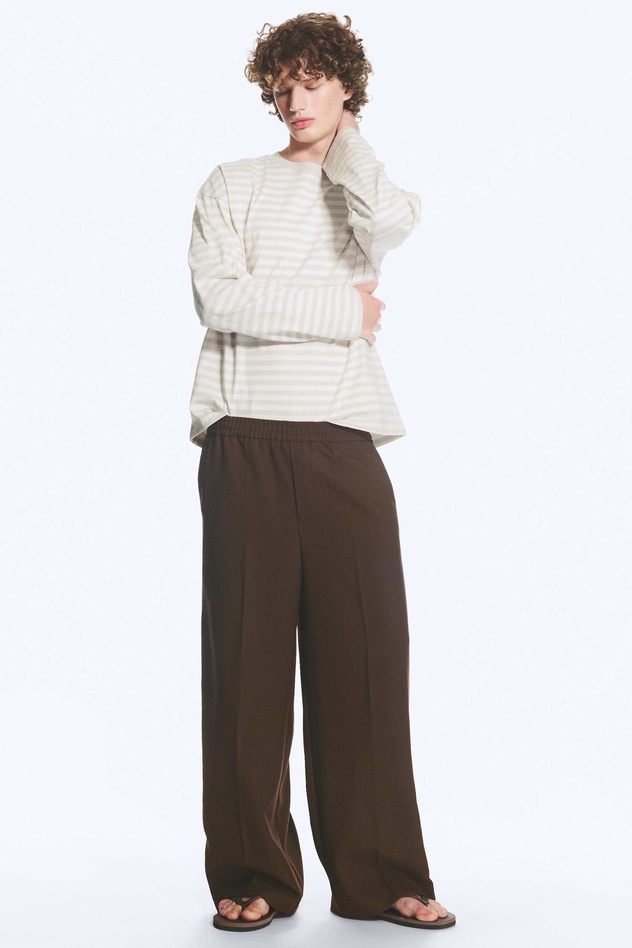 Donkerbruin - Ruimvallende wijde pantalon met plooien - 2
