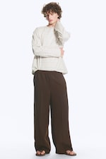Donkerbruin - Ruimvallende wijde pantalon met plooien - 1