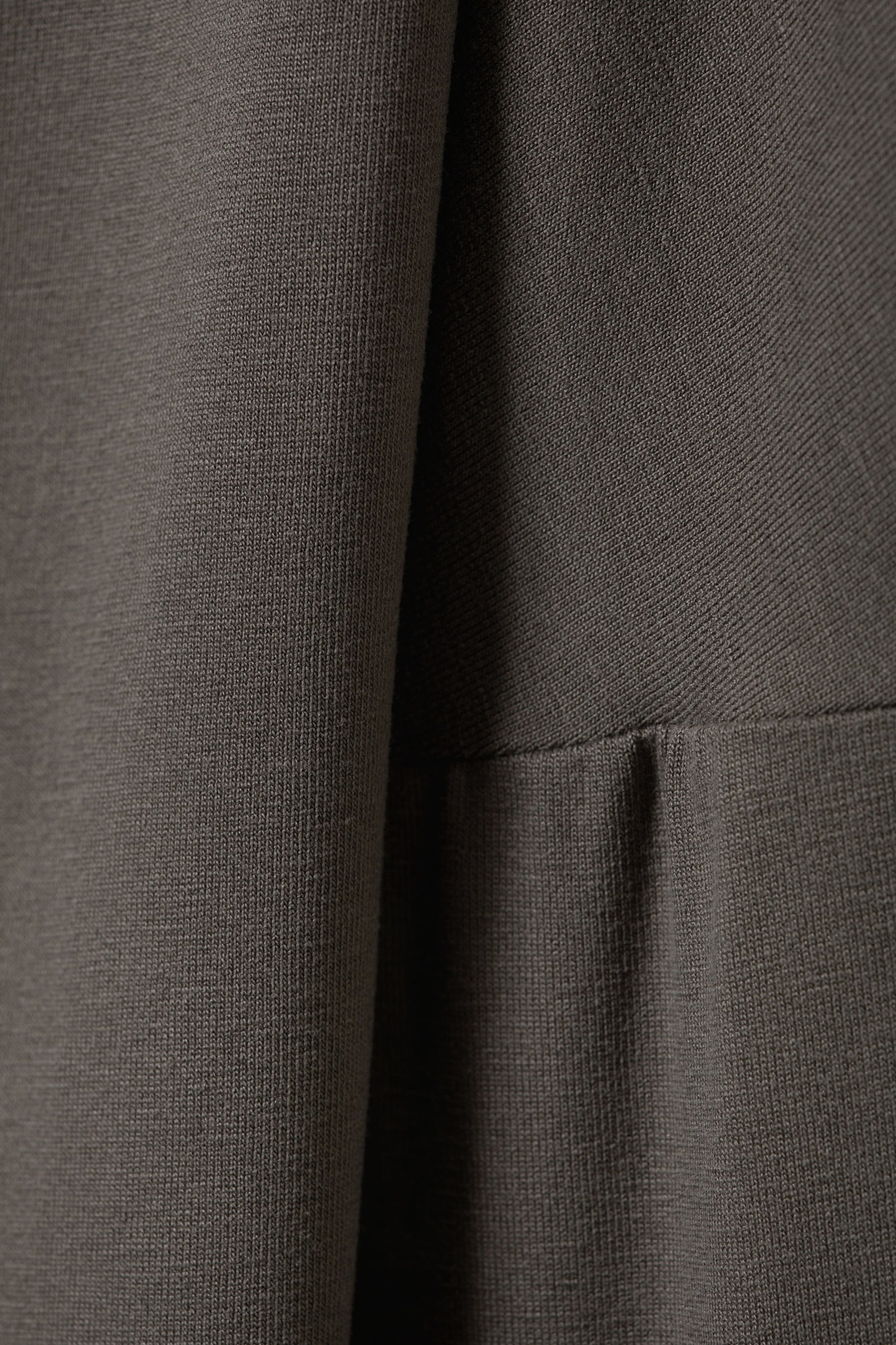 Donkertaupe - Gedrapeerde lyocell top met lange mouwen - 2