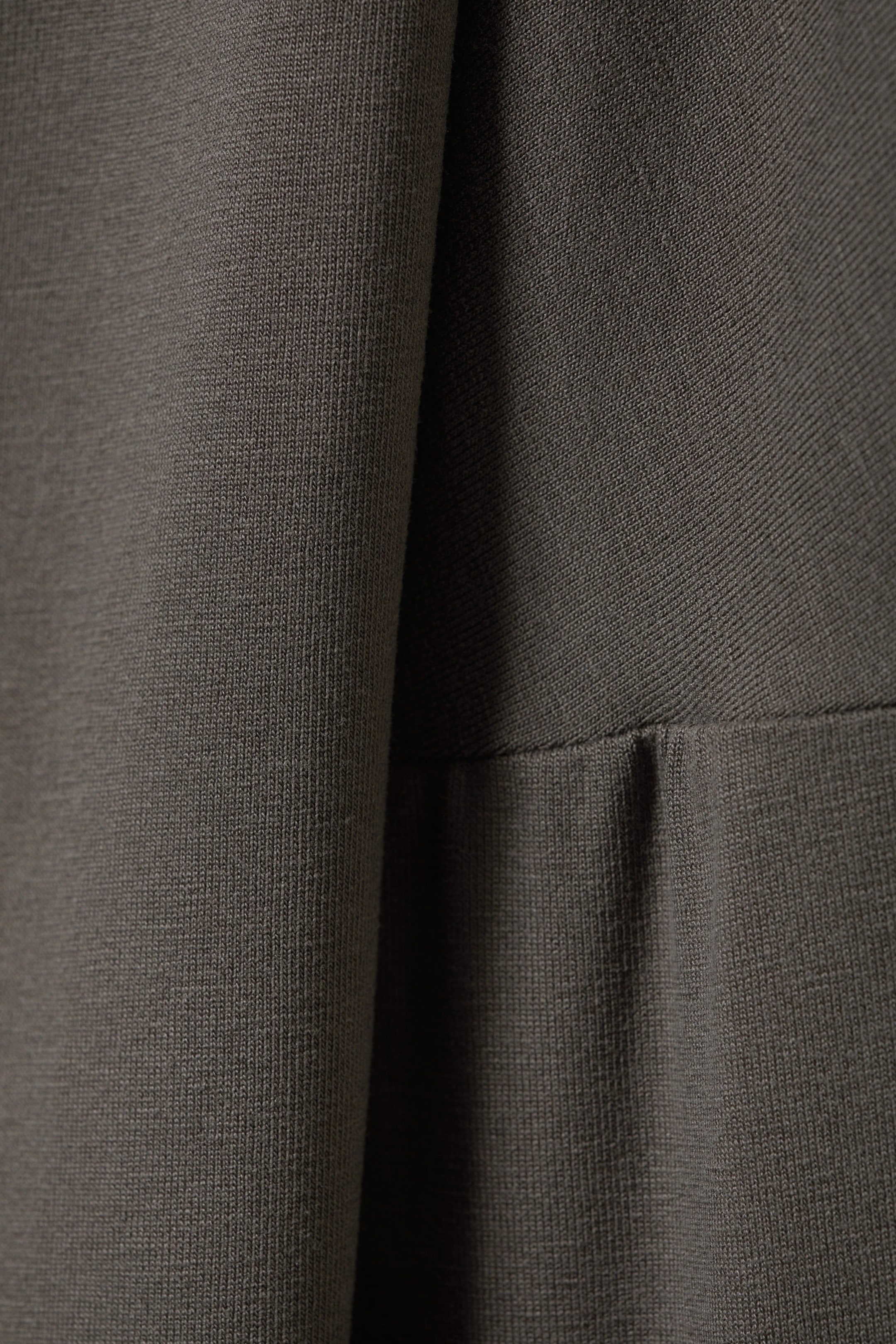 Donkertaupe - Gedrapeerde lyocell top met lange mouwen - 1