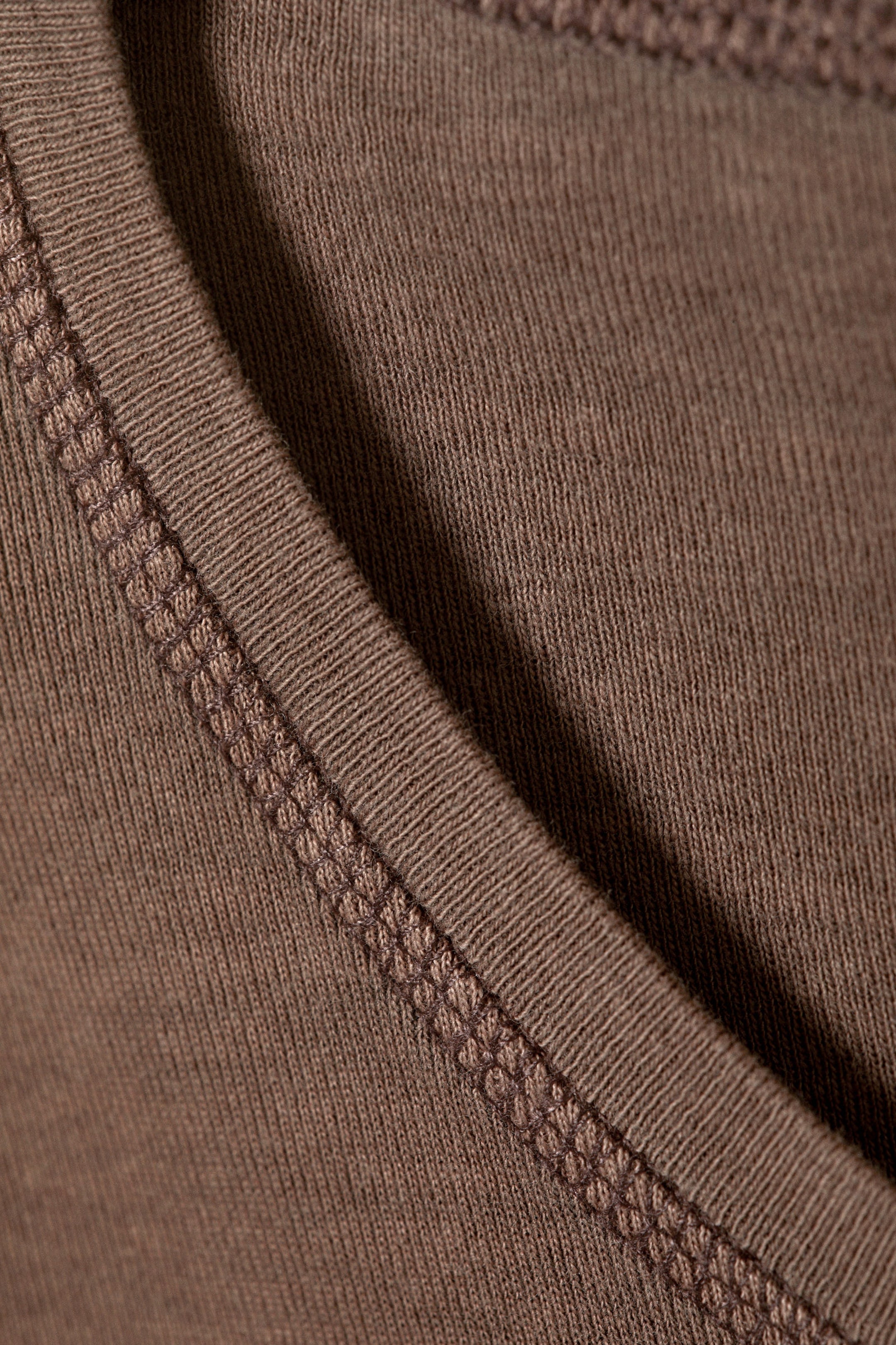 Verwaschenes Dunkelbraun - Kurzes bedrucktes T-Shirt aus gerippter Baumwolle - 4