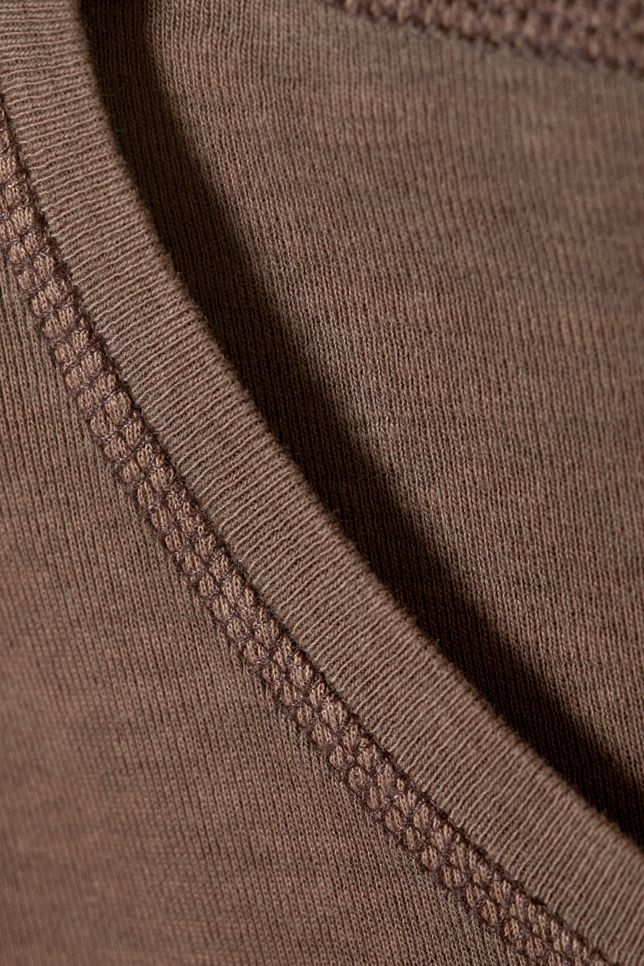 Donkerbruin met wassing - Cropped geribbeld katoenen T-shirt met print - 2