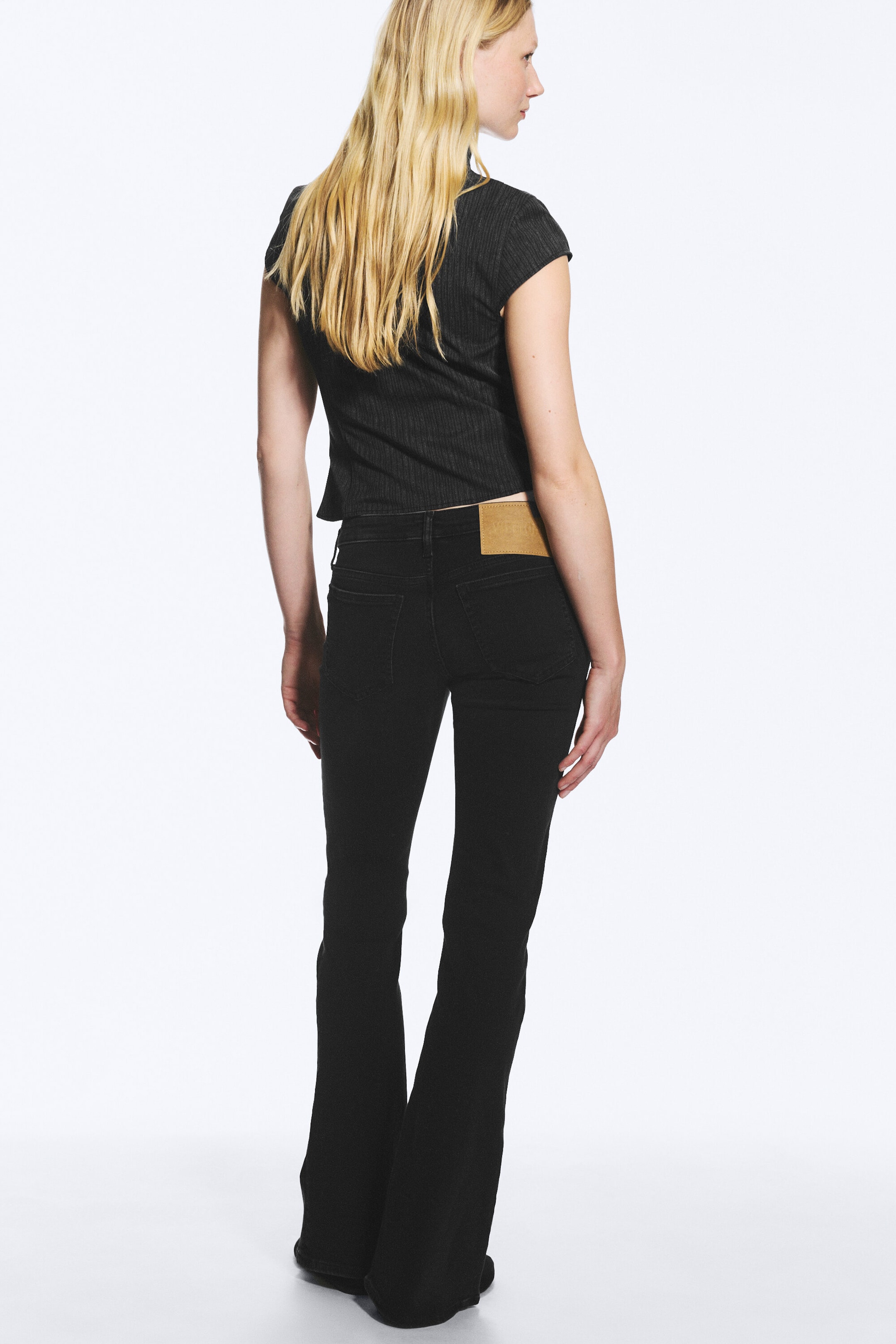 Rope Black – svart - AVA JEANS MED LAVT LIV, SMAL PASSFORM OG UTSVING - 4