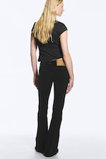Rope Black – svart - AVA JEANS MED LAVT LIV, SMAL PASSFORM OG UTSVING - 4