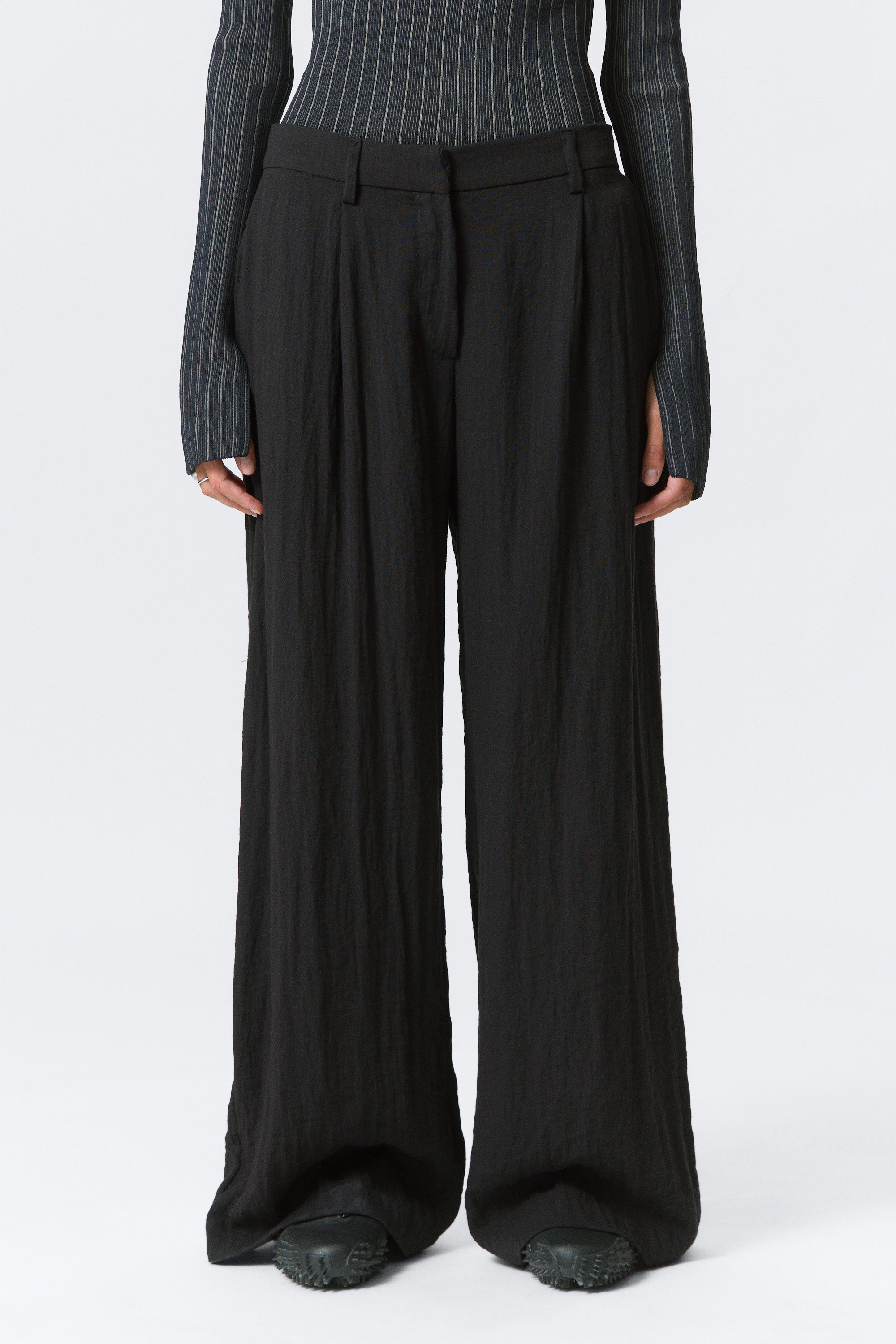 Black - Low Rise Wide Leg Crinkled Trousers - 2