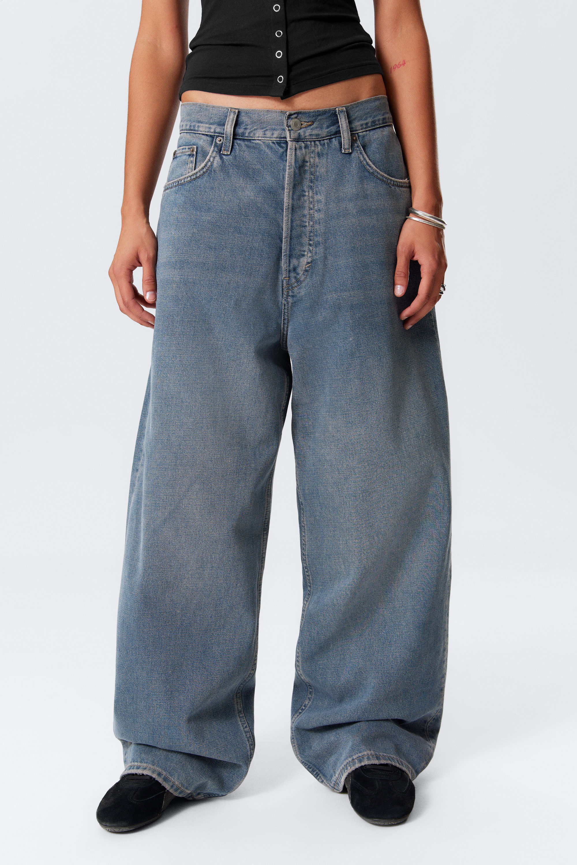 牛*様 weekday astro buggy denim astro loose baggy leg jeans - Mine Blue - Medium Blue