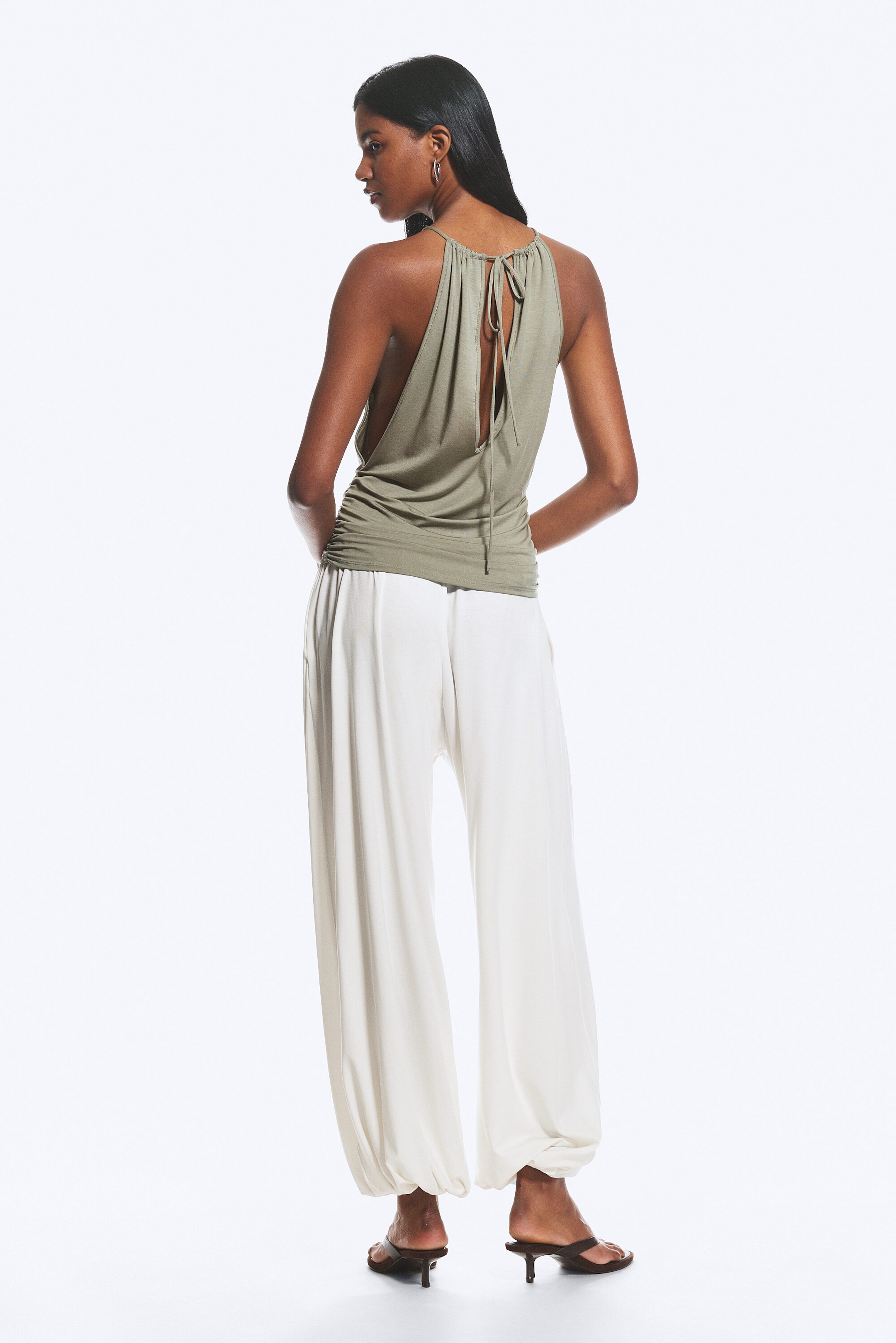 Staubiges Khakigrün - Ärmelloses Neckholder-Top mit Raffungen - 3