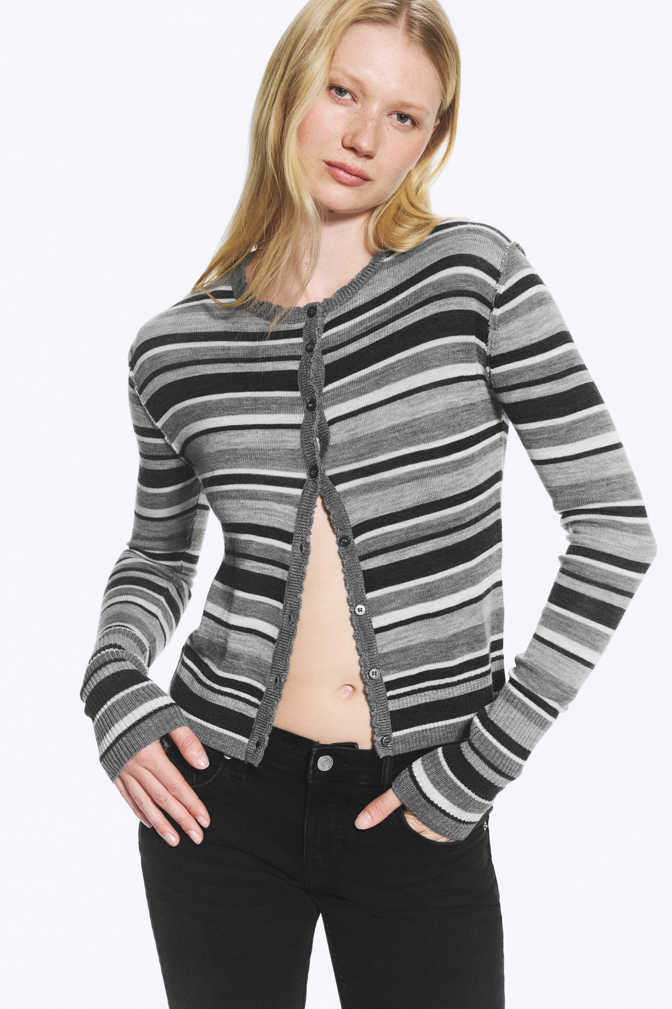 Grau meliert mit Streifen - Figurbetonte Merino-Strickjacke - 1