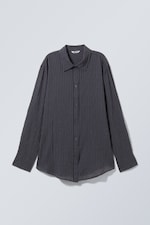 Luftig gestreift in Dunkelgrau - Transparentes, leicht knittriges Langarmhemd - 0