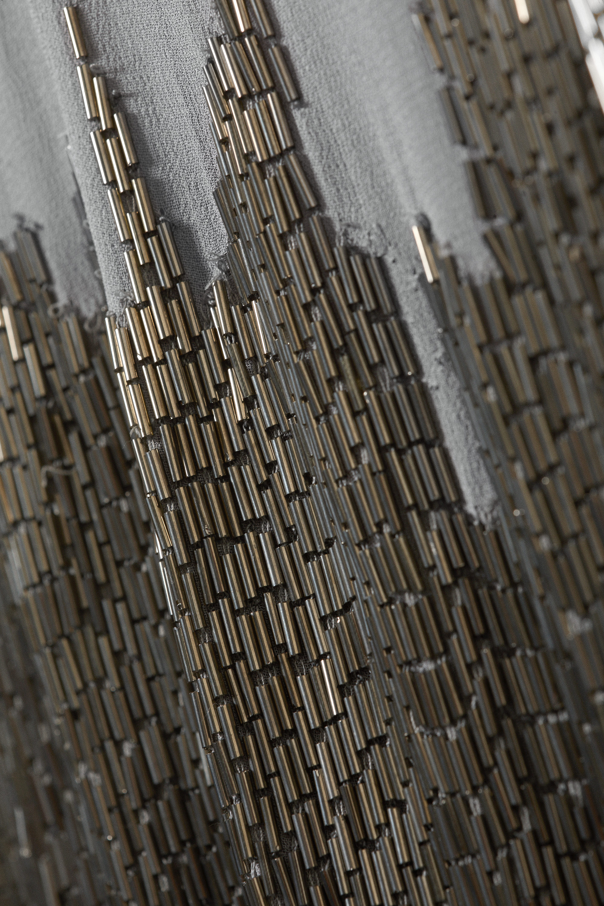 Ljusgrå med pärlor - Lång ärmlös klänning med pärlor - 5