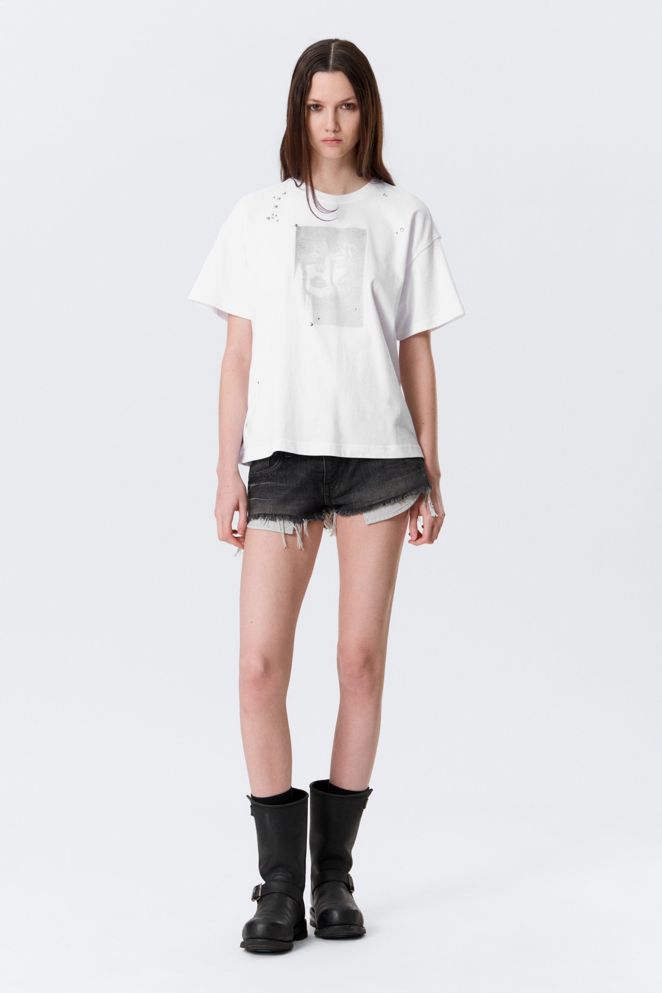 Weiß - Gothic Face Print - Boxy T-Shirt mit Nieten und Grafik - 2