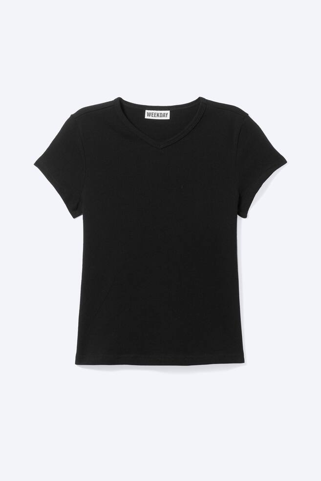 Een zwart slim-fit T-shirt is van voren te zien, met een V-hals, korte mouwen en een licht cropped, rechte zoom. - 1