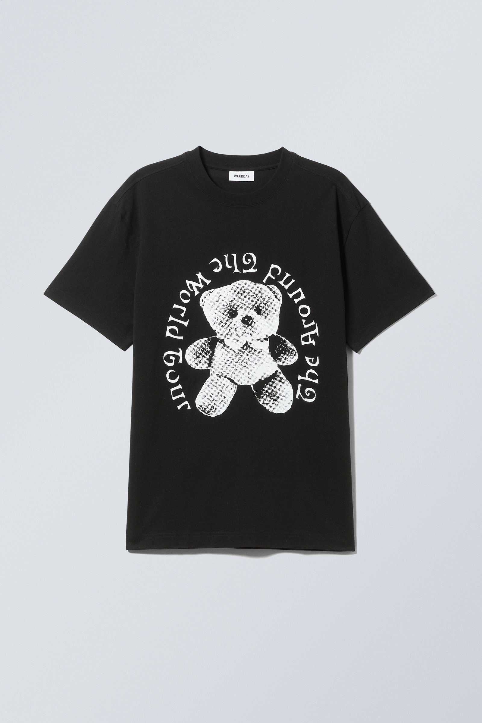 【WEEKDAY】Oversized Graphic Printed グラフィックTシャツ WEEKDAY Oversized Graphic Printed T-Shirt in Bold Since 2002