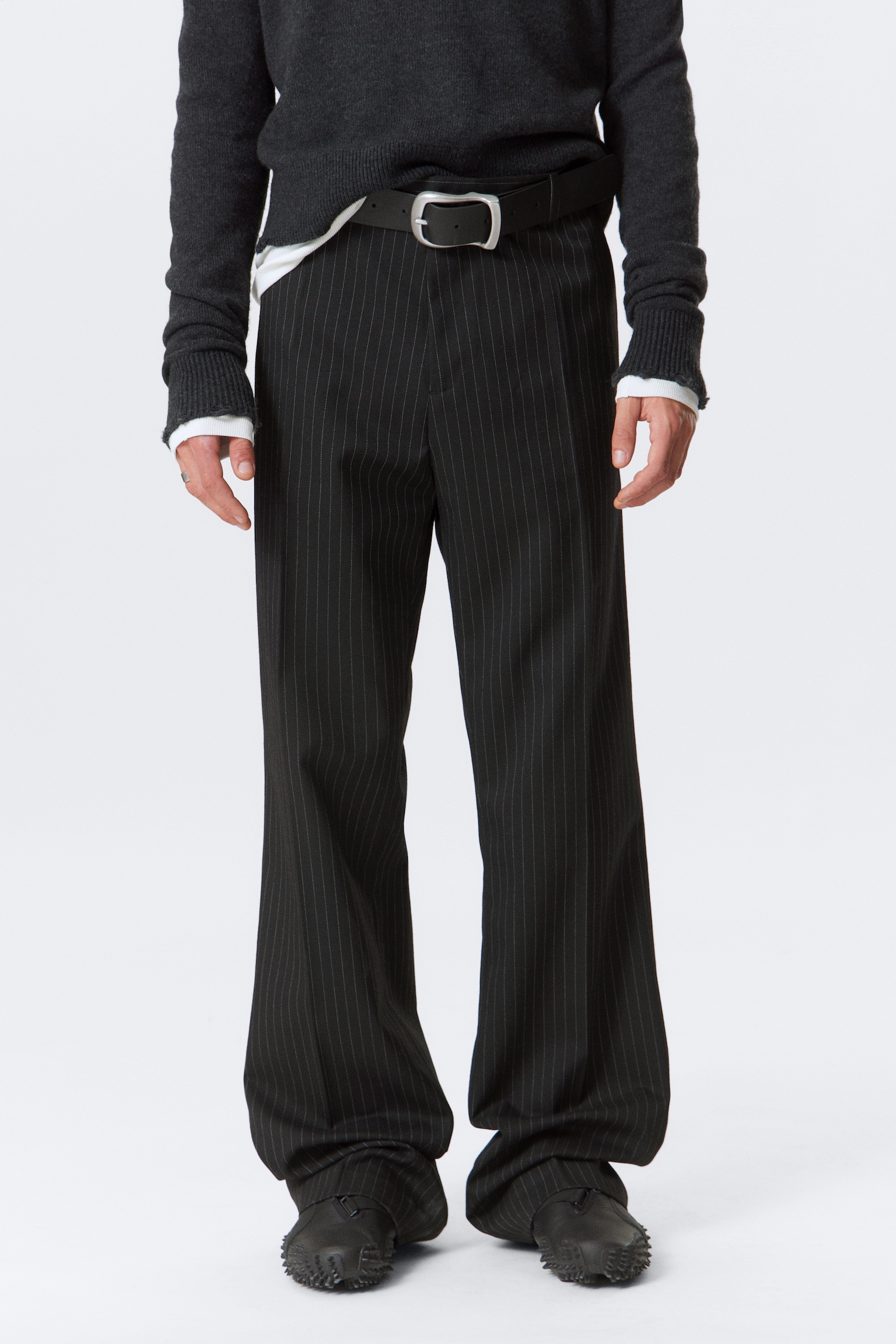 Plisowane spodnie garniturowe Relaxed - Black Pinstripe - 7