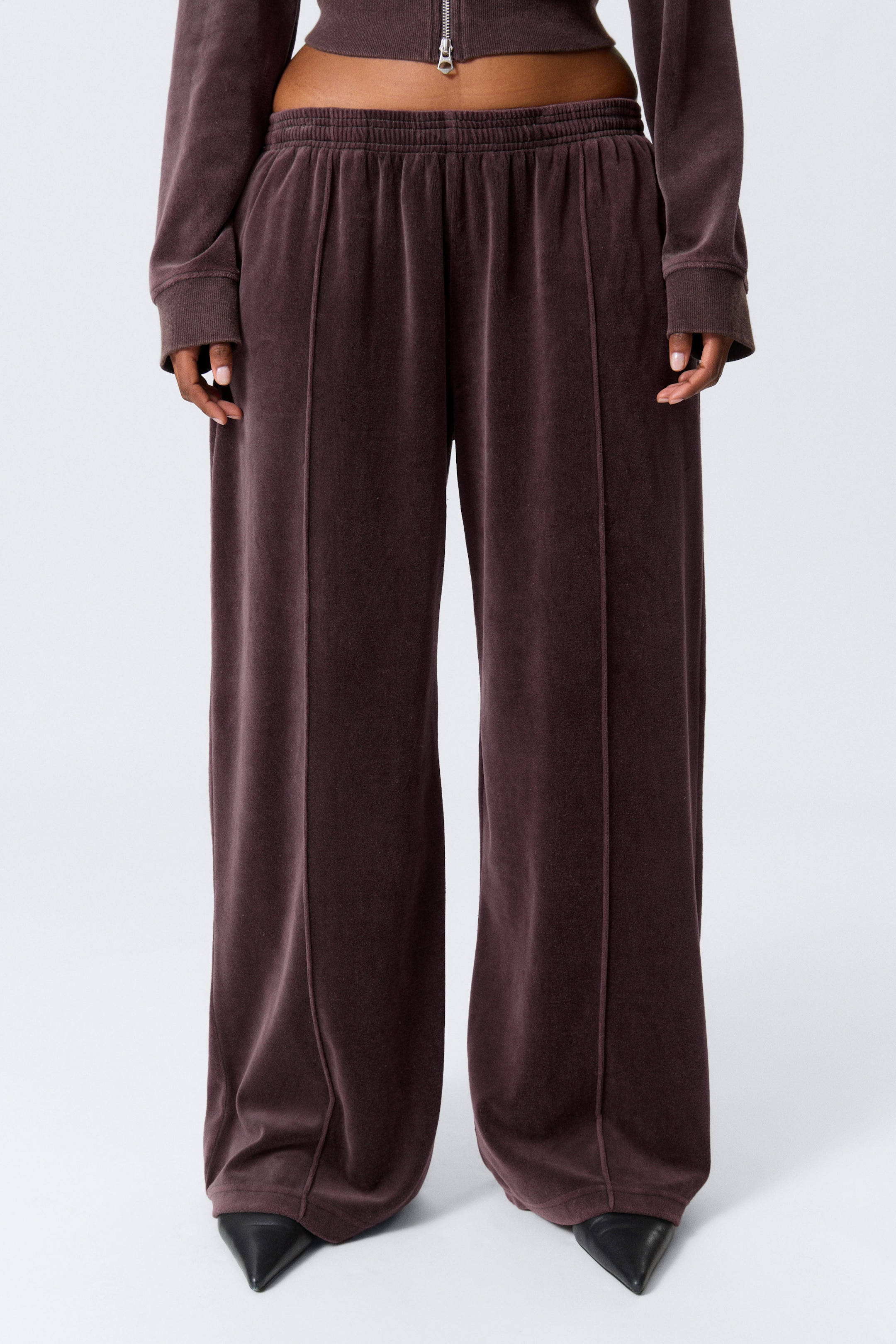 Verwaschenes Dunkelviolett - Weite Trainingshose aus verwaschenem Samt - 2