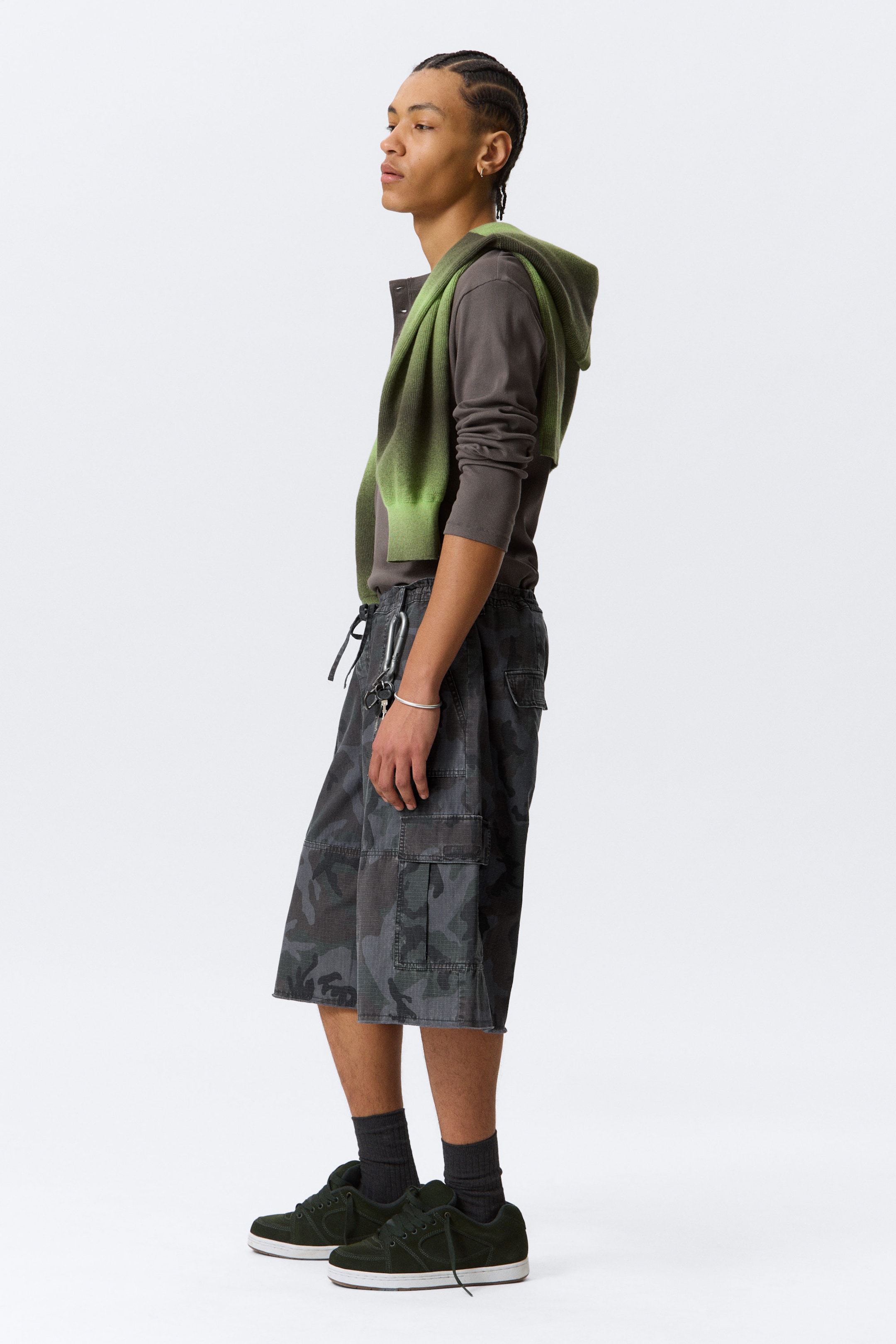 Navy Camo - Ruimvallende knielange cargoshort met halfhoge taille - 2