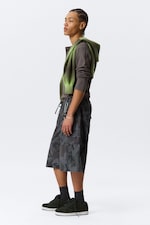 Navy Camo - Ruimvallende knielange cargoshort met halfhoge taille - 2