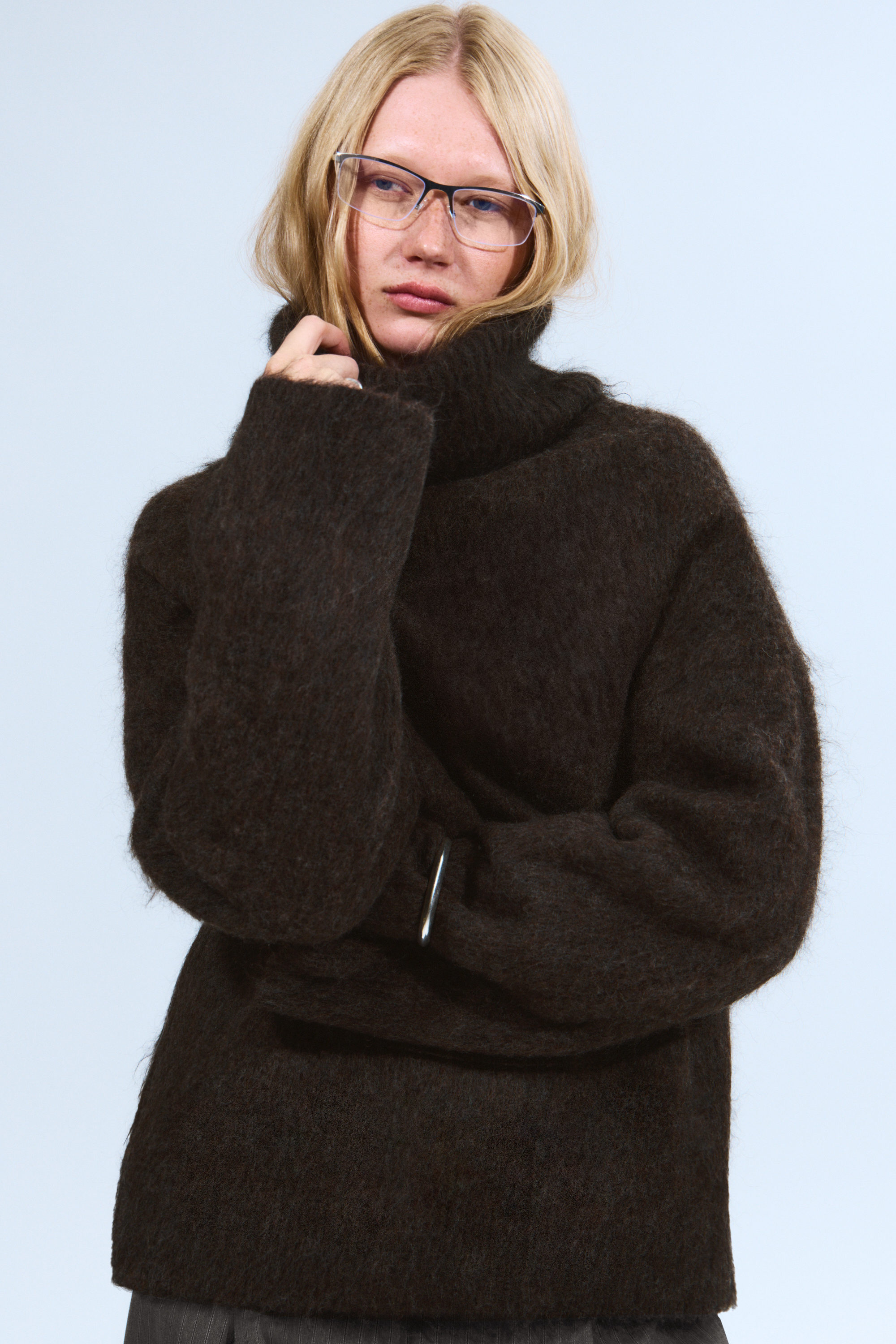 Dunkelbraun meliert - Pullover aus Mohair-Mix mit Trichterhals - 1