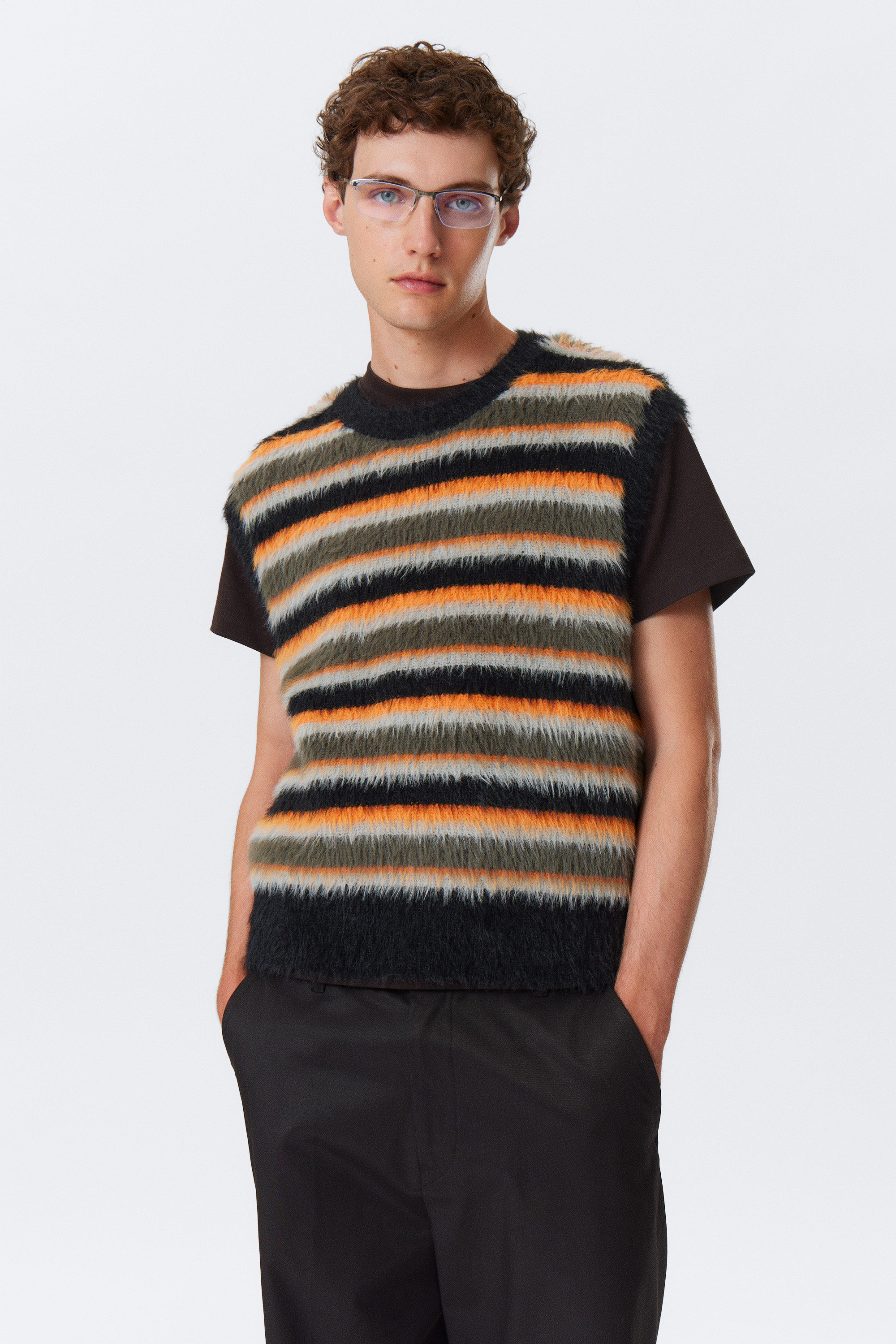 Mehrfarbig gestreift - Gestreifte, flauschige Strickweste - 1