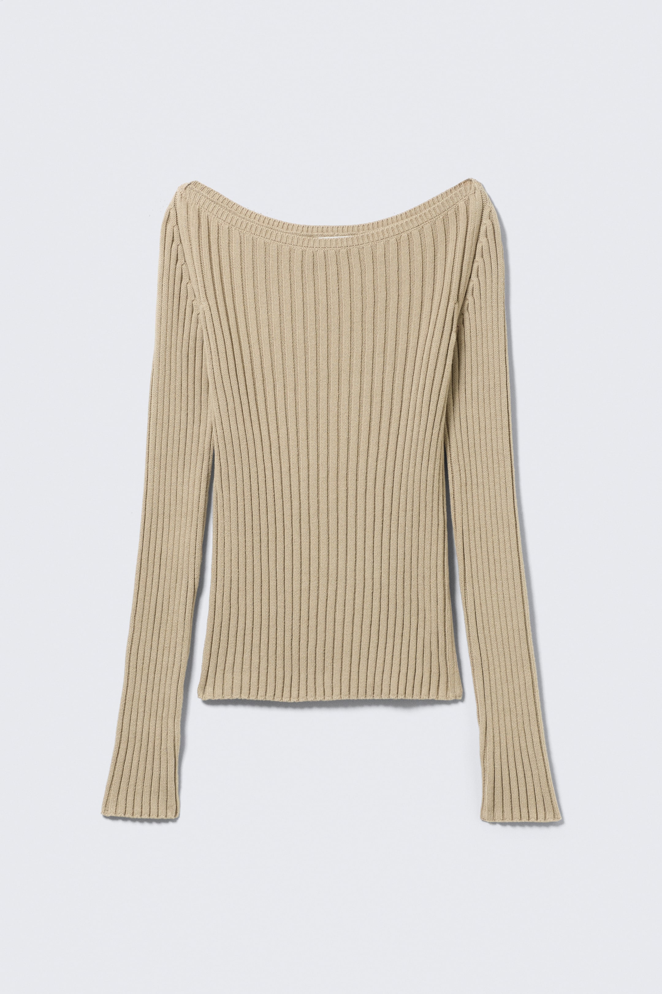 Agrandir l'image: Un haut en maille côtelée beige est présenté de FACE, avec un col bateau, des manches longues ajustées et une texture côtelée verticale fine sur toute la surface.