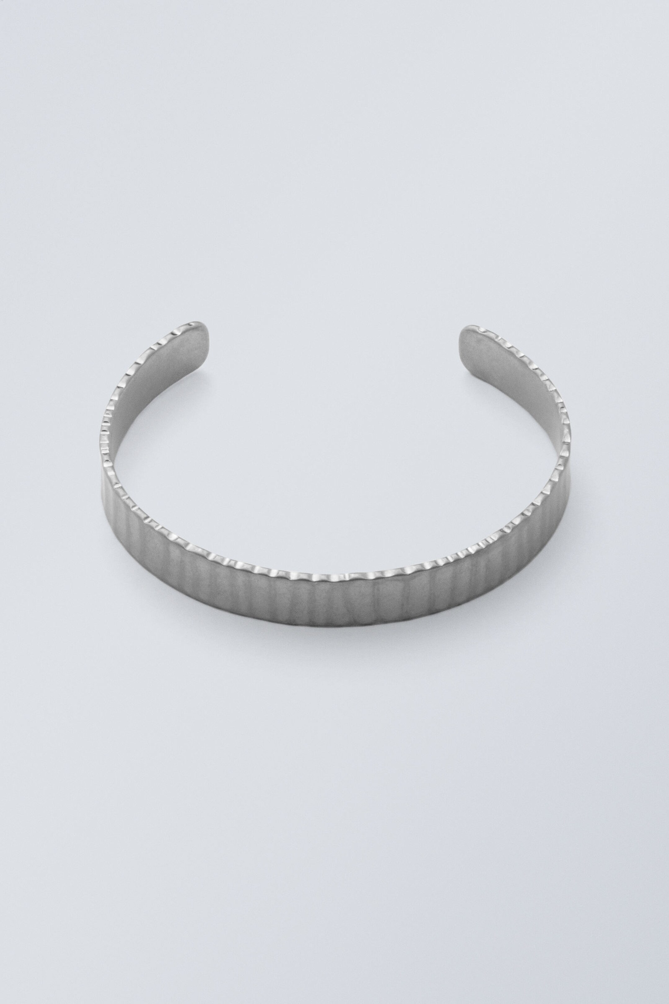 Zilverkleurig - Geplooide metalen armband - 0