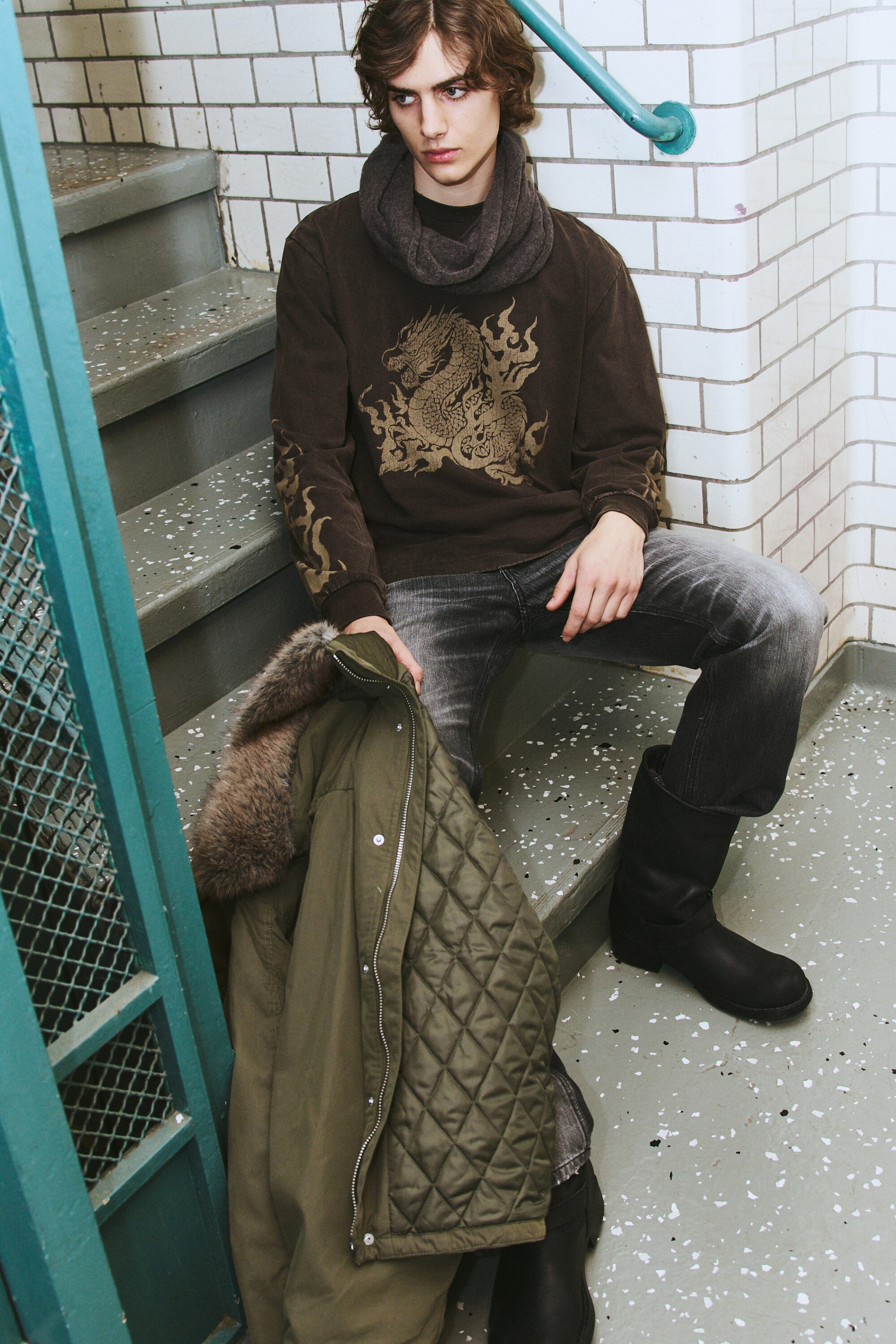 Dunkelbraun - Lang - Lässiges Longsleeve mit Grafikdruck - 2
