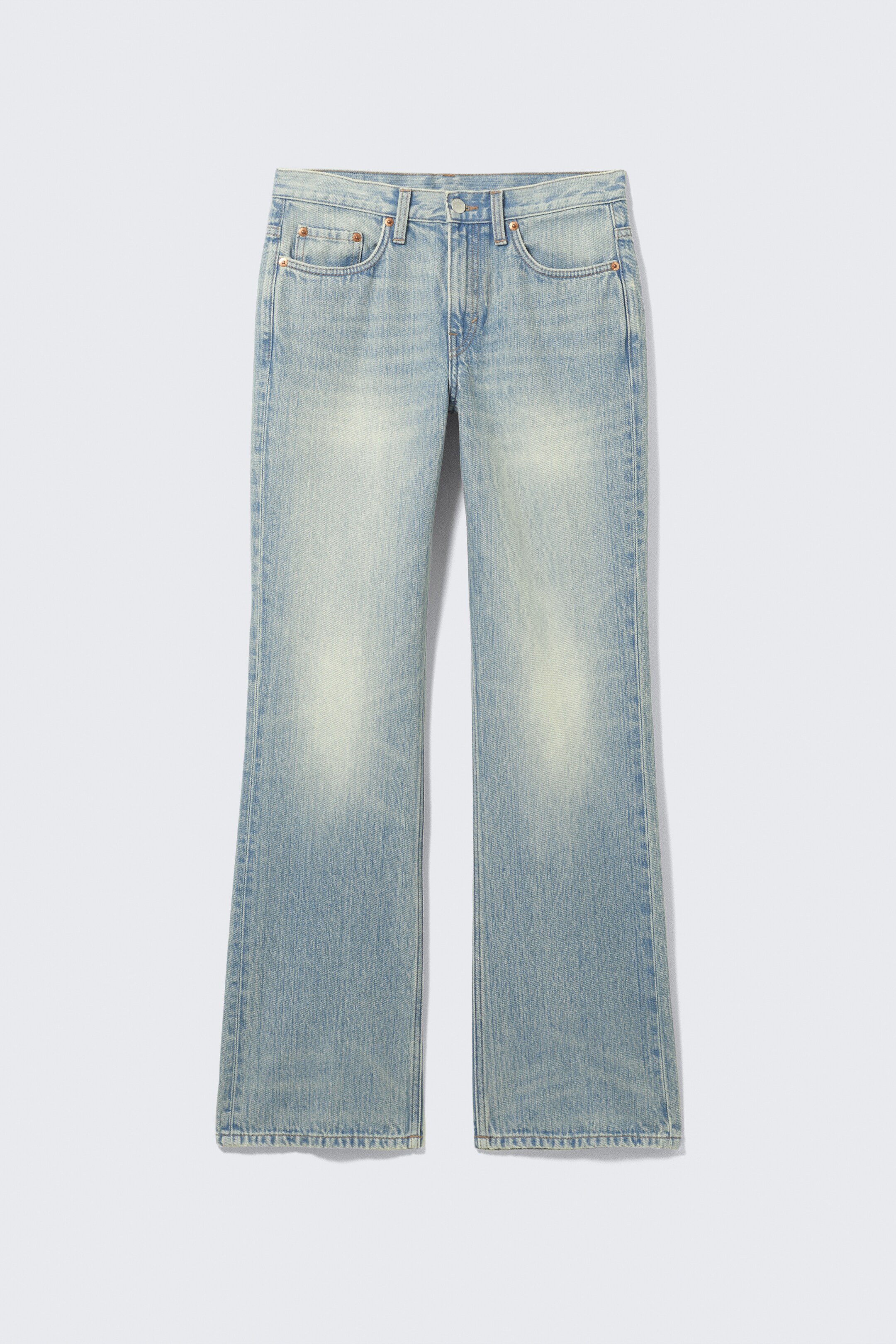 Visualizza immagine più grande: Un paio di jeans a vita media azzurri è presentato come FRONT, mostrando una vestibilità regolare e una gamba a zampa con lunghezza lunga. Questi jeans in denim rigido presentano un lavaggio sbiadito con aree più chiare su cosce e ginocchia, una zip visibile con chiusura a bottone e due tasche frontali, inclusa una tasca per le monete.