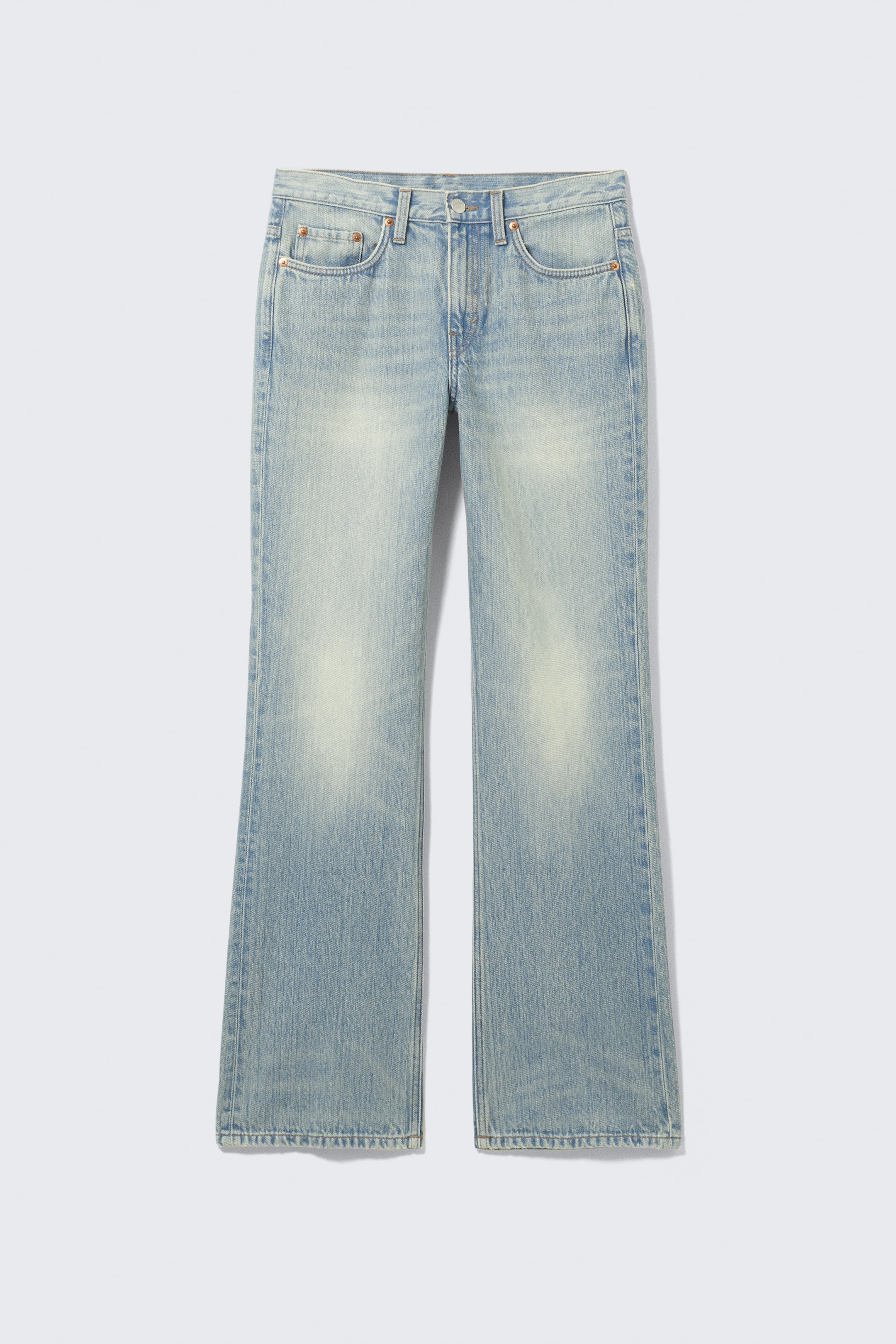 Grösseres Bild ansehen: Ein Paar hellblaue Jeans mit mittlerer Leibhöhe wird als FRONT präsentiert, mit regulärer Passform und einem Bootcut-Bein in langer Länge. Diese steifen Denim-Jeans zeichnen sich durch eine ausgewaschene Optik mit helleren Bereichen an den Oberschenkeln und Knien, einen sichtbaren Reißverschluss mit Knopfverschluss und zwei Vordertaschen, einschließlich einer Münztasche, aus.