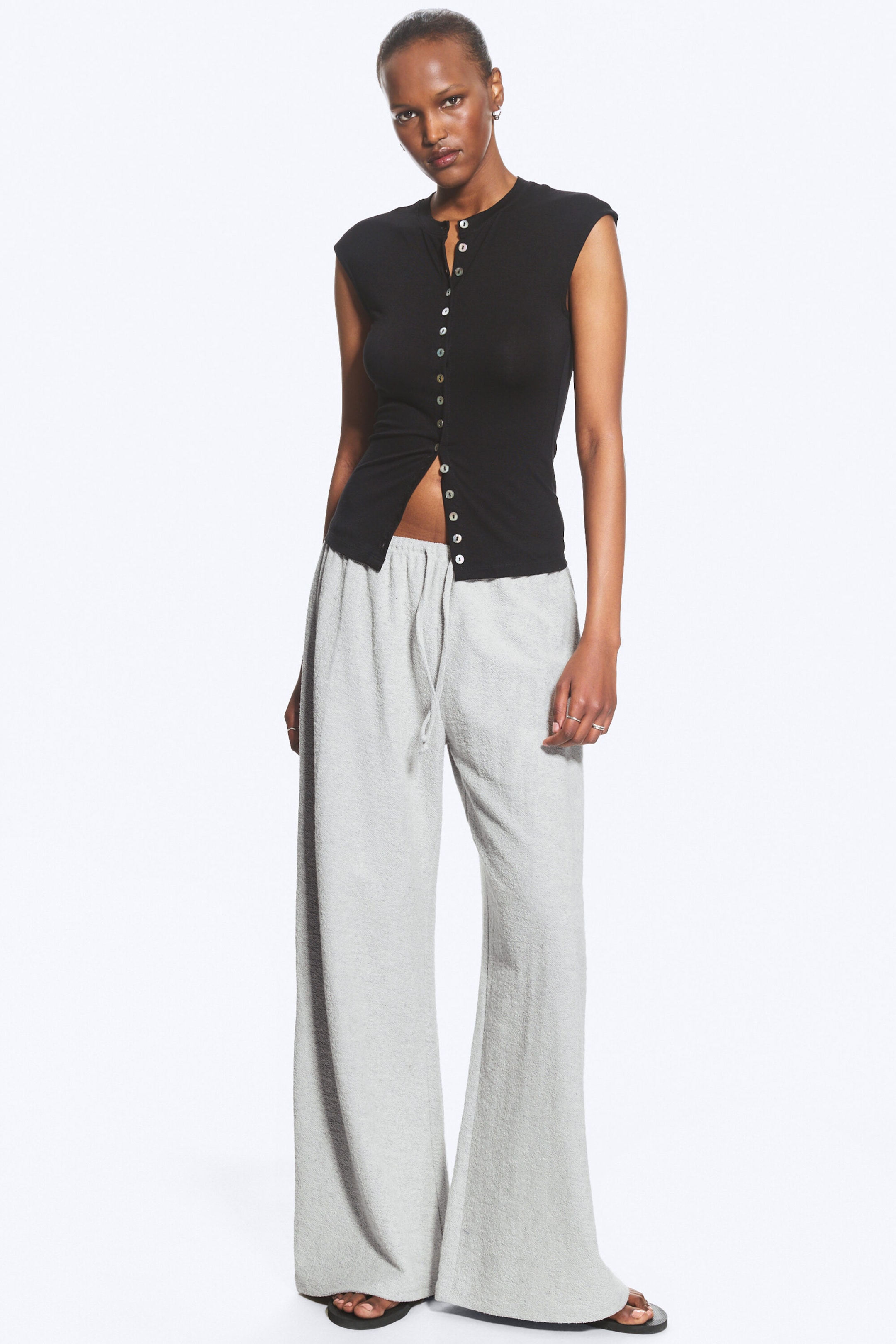 Svart - Pärlknappar - Ärmlös jerseytop med pärlknappar - 2