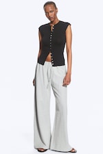 Svart - Pärlknappar - Ärmlös jerseytop med pärlknappar - 2