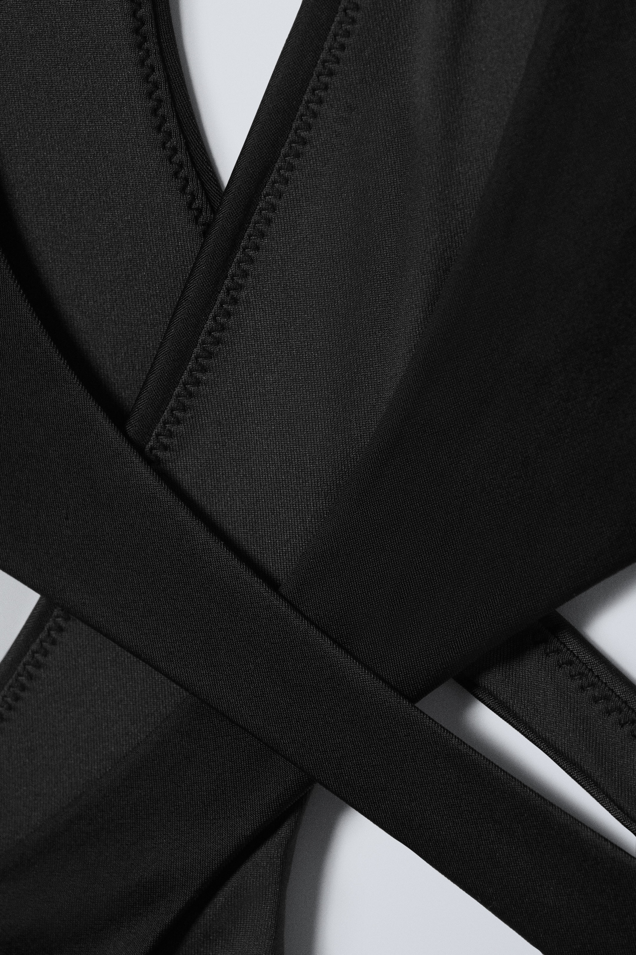 Mörkgrå - Skulpturell asymmetrisk utskuren baddräkt - 2