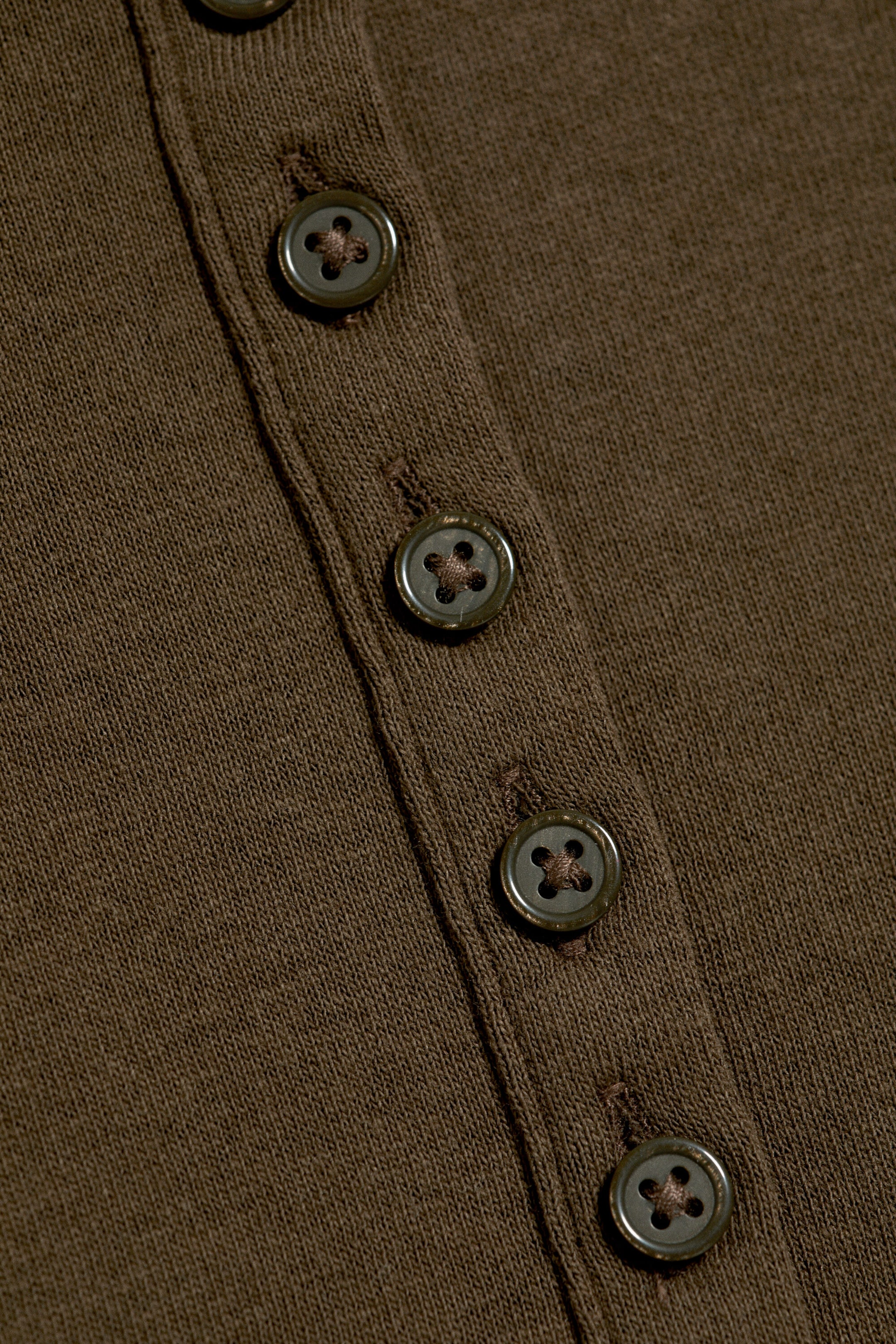 Donkerbruin - Nauwsluitende henley met gedrapeerde mouwen - 4