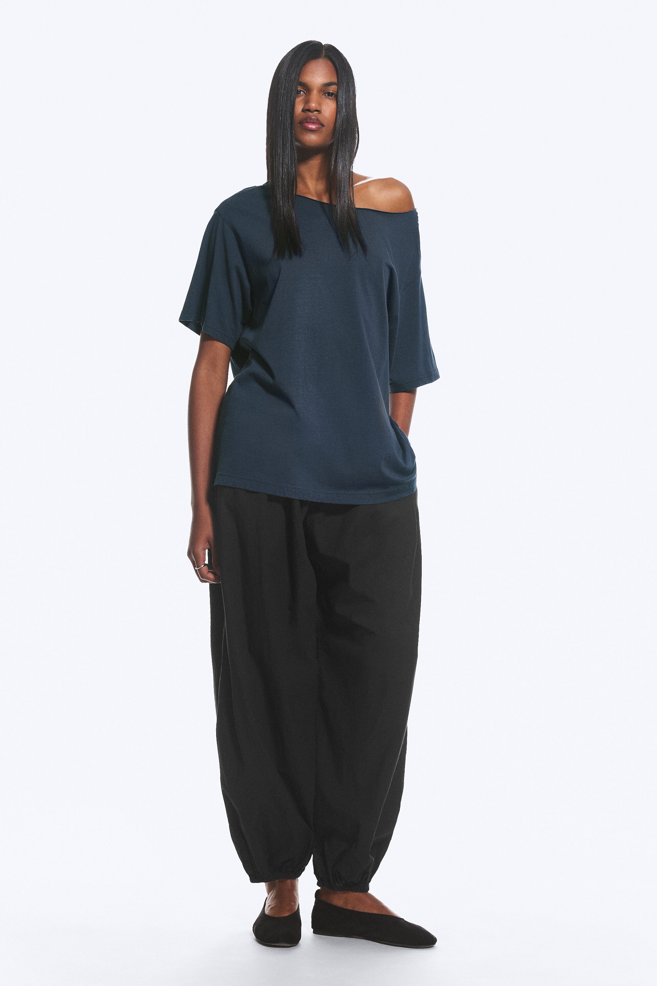 Dunkelblau - Oversized T-Shirt mit U-Boot-Ausschnitt - 2