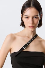 Schwarz - One-Shoulder-Top aus Anzugstoff mit Schnalle - 2