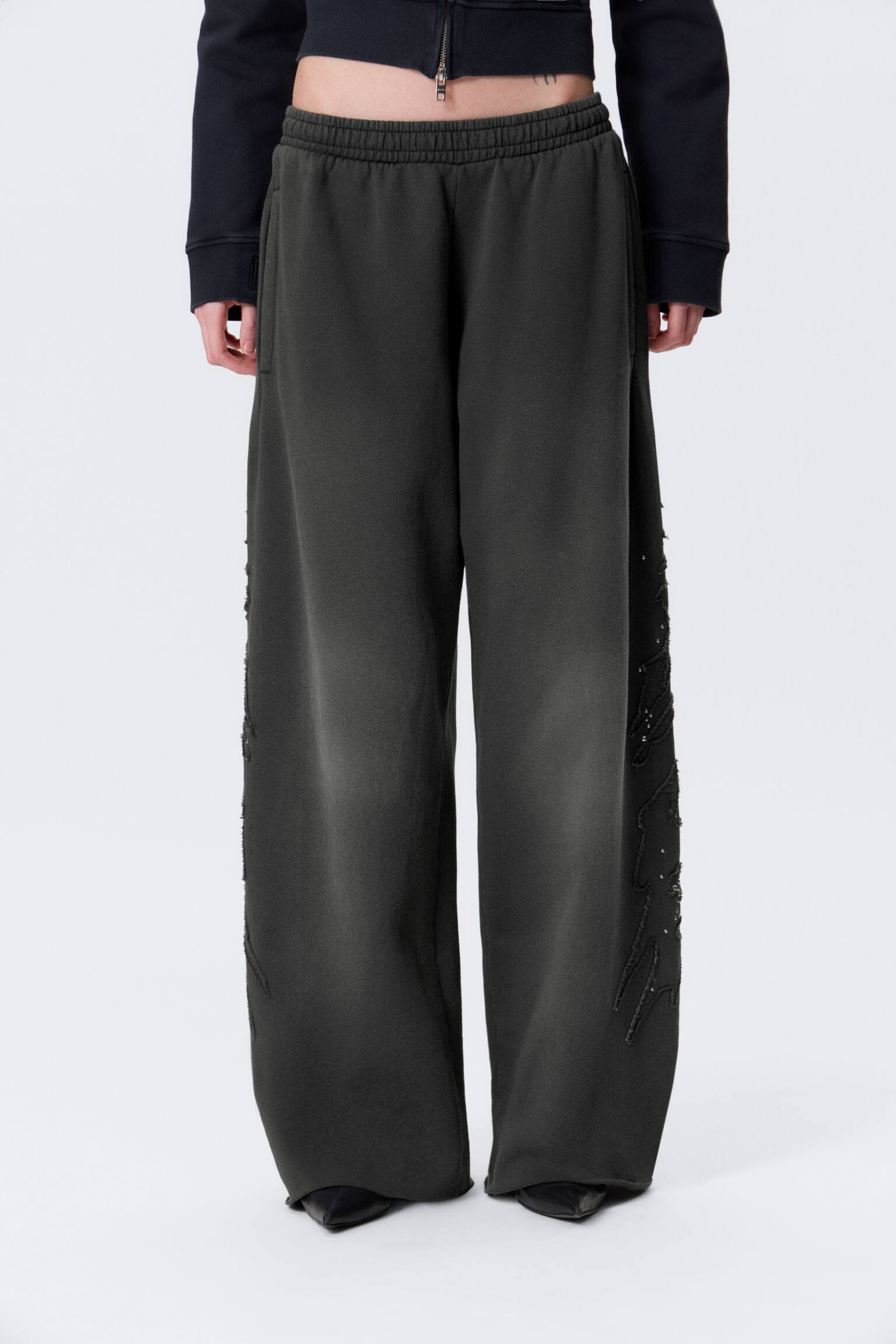 Долнище на анцуг с ниска талия, свободна кройка и декорация с капси - С шипове в черно - 4