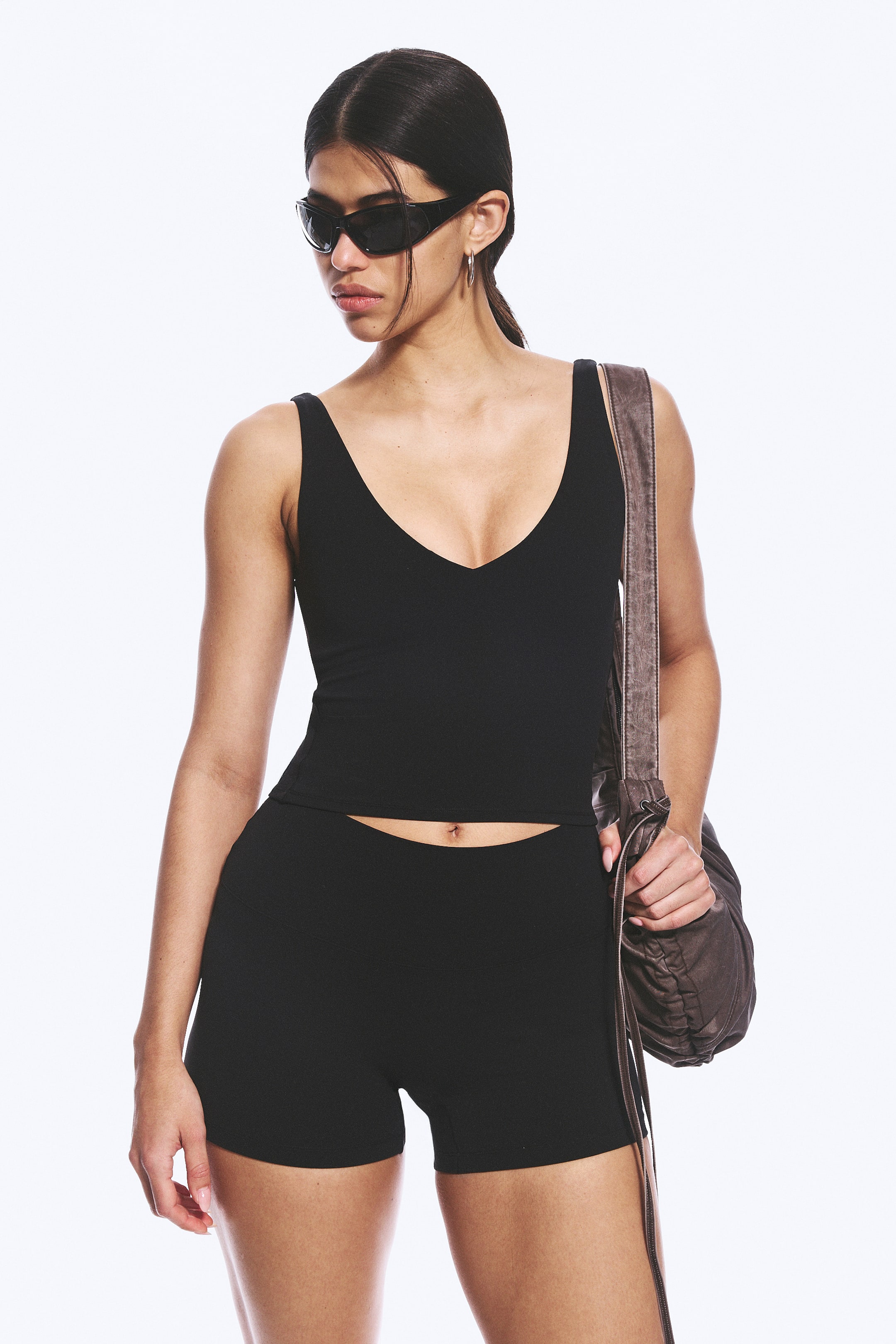 Agrandir l'image: Haut de sport plongeant court - Noir - FEMME | H&M FR 1