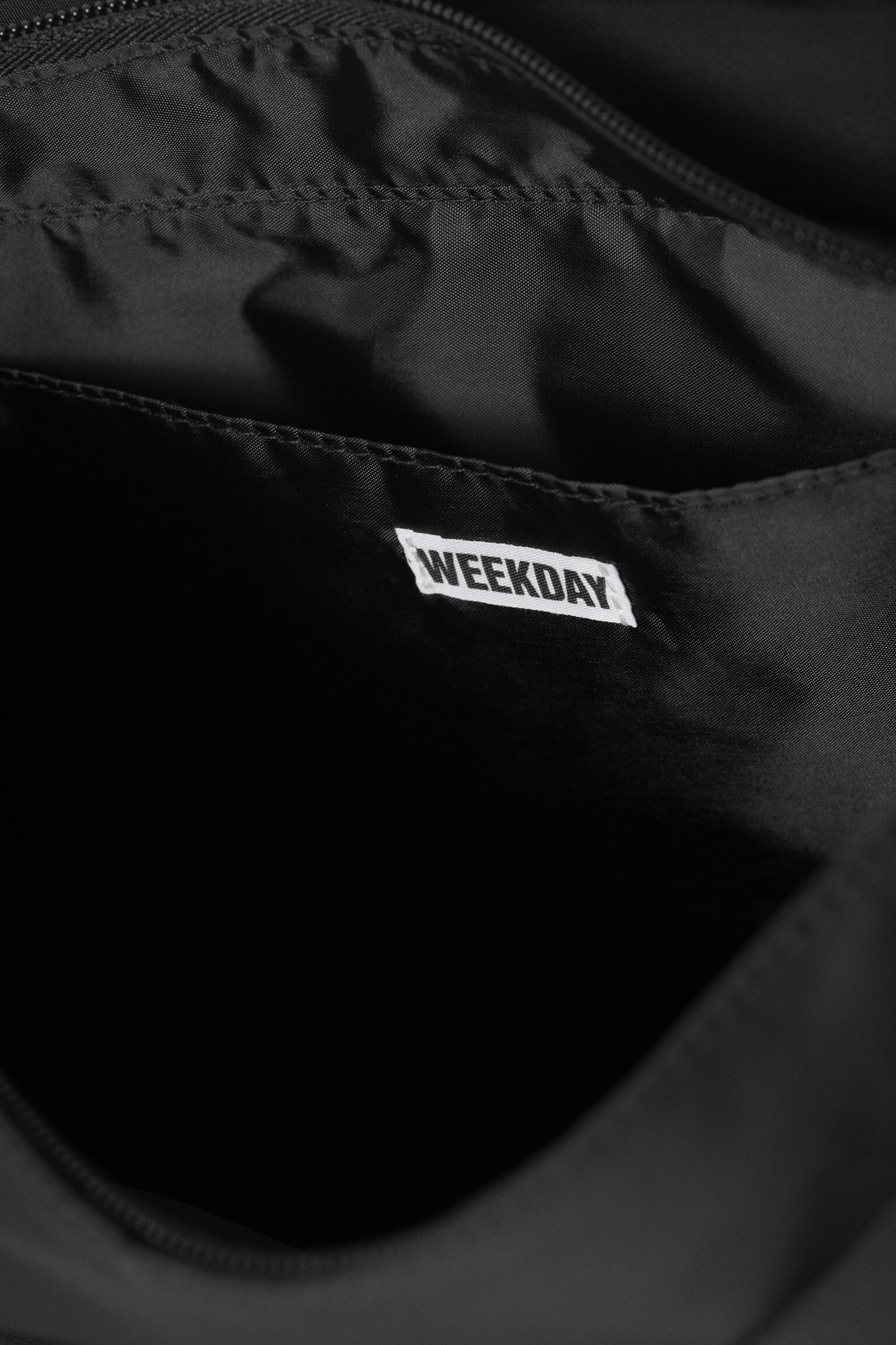 Medium axelremsväska i nylon-twill - Svart/Mörkröd - 5