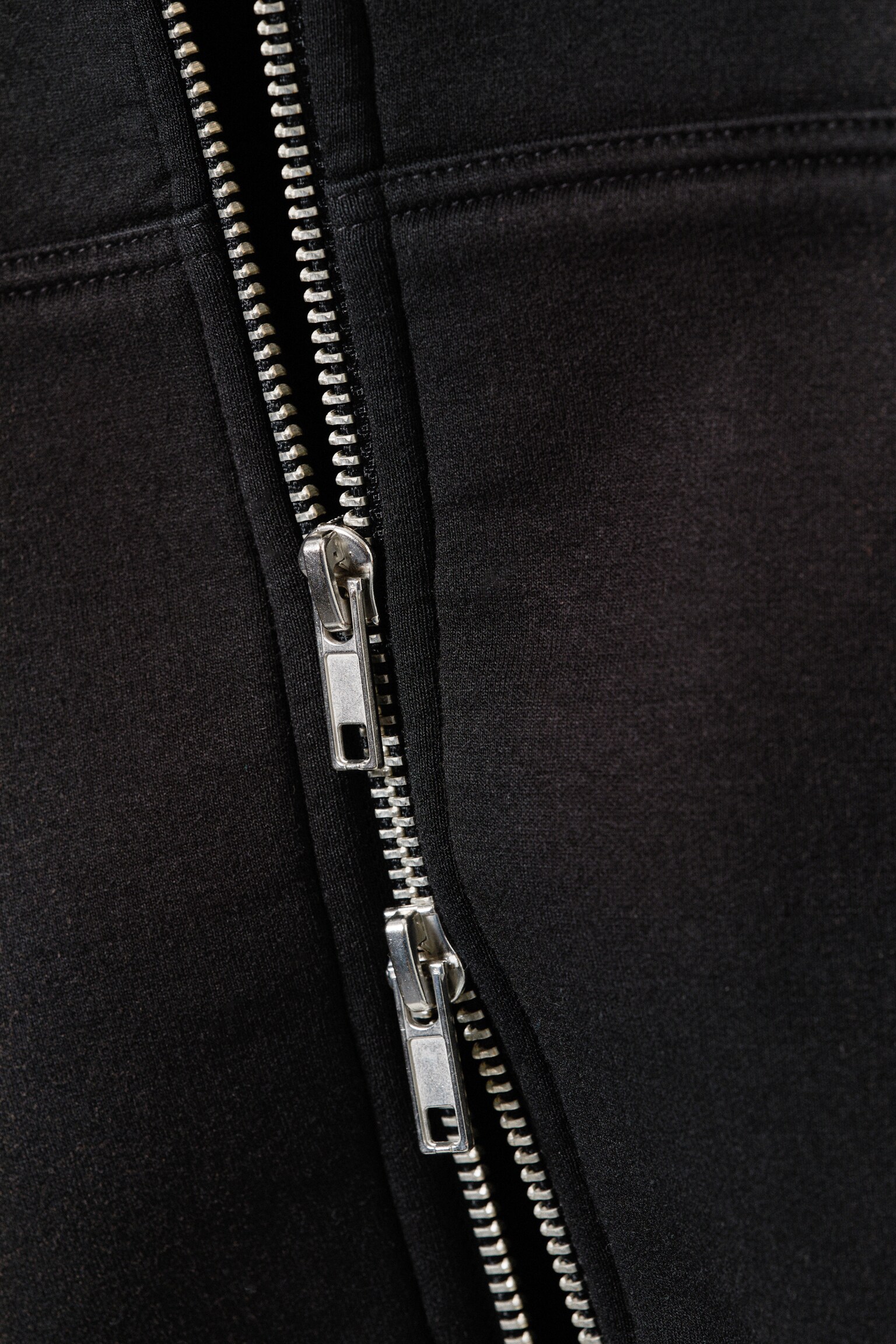 Скъсено суитшърт яке с цип от промазан плат - Черен спрей ефект - 4