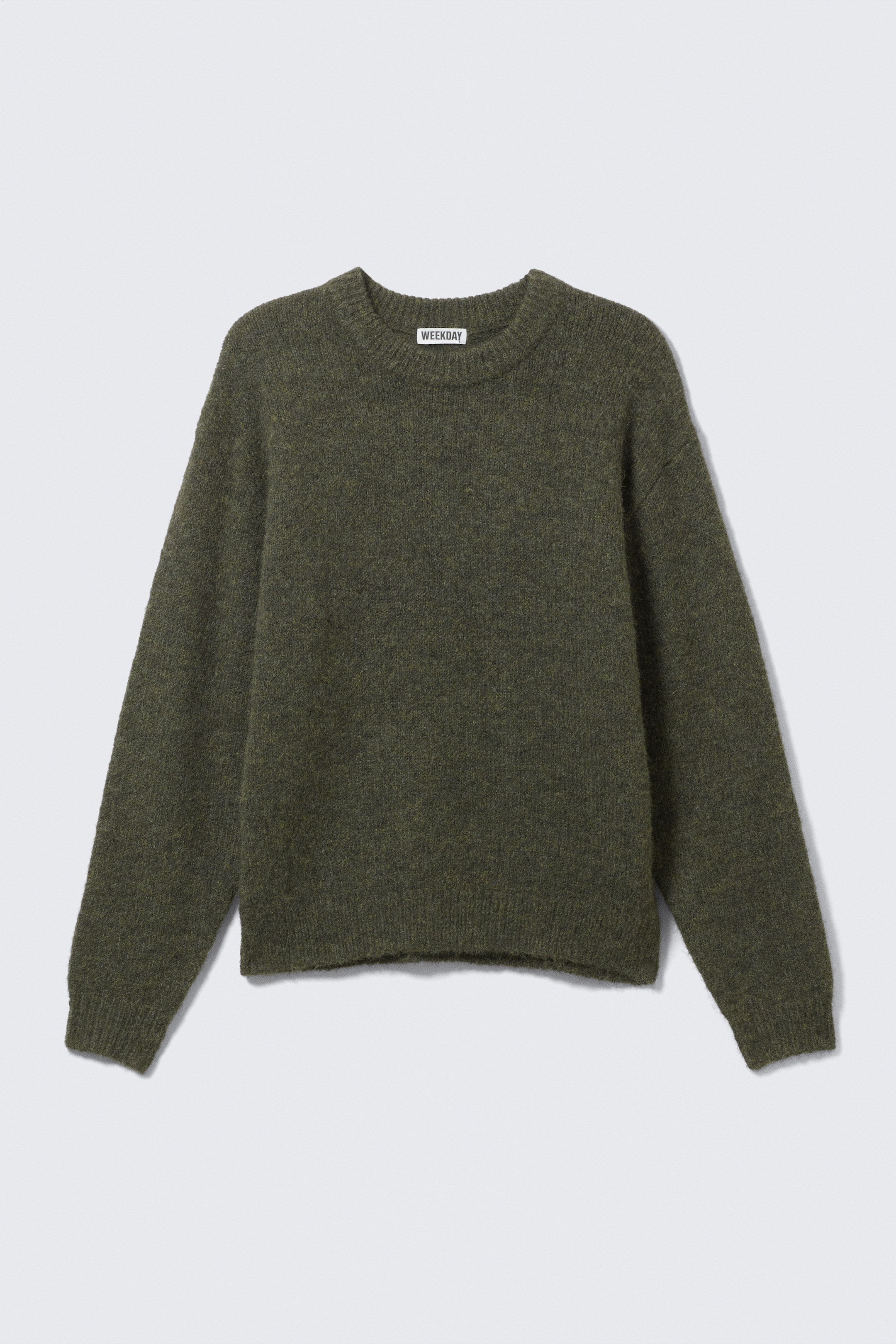 Größeres Bild anzeigen: Ein olivgrüner, normal geschnittener Pullover mit einer weichen, flauschigen Strickstruktur wird von vorne präsentiert, mit einem runden, gerippten Ausschnitt, gerippten Bündchen und einem gerippten Saum. Ein weißes 'WEEKDAY'-Etikett ist am hinteren Teil des Halses sichtbar.