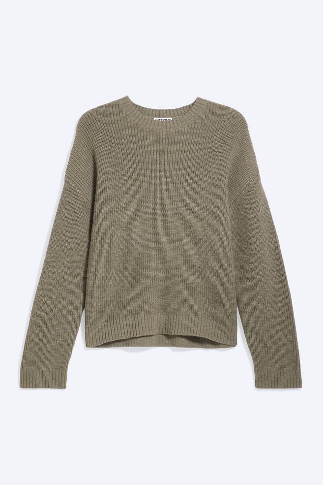 Sweter z prążkowanej dzianiny w kolorze oliwkowej zieleni prezentuje swój przód. Posiada okrągły dekolt, długie rękawy z prążkowanymi mankietami oraz prążkowany dół. - 1