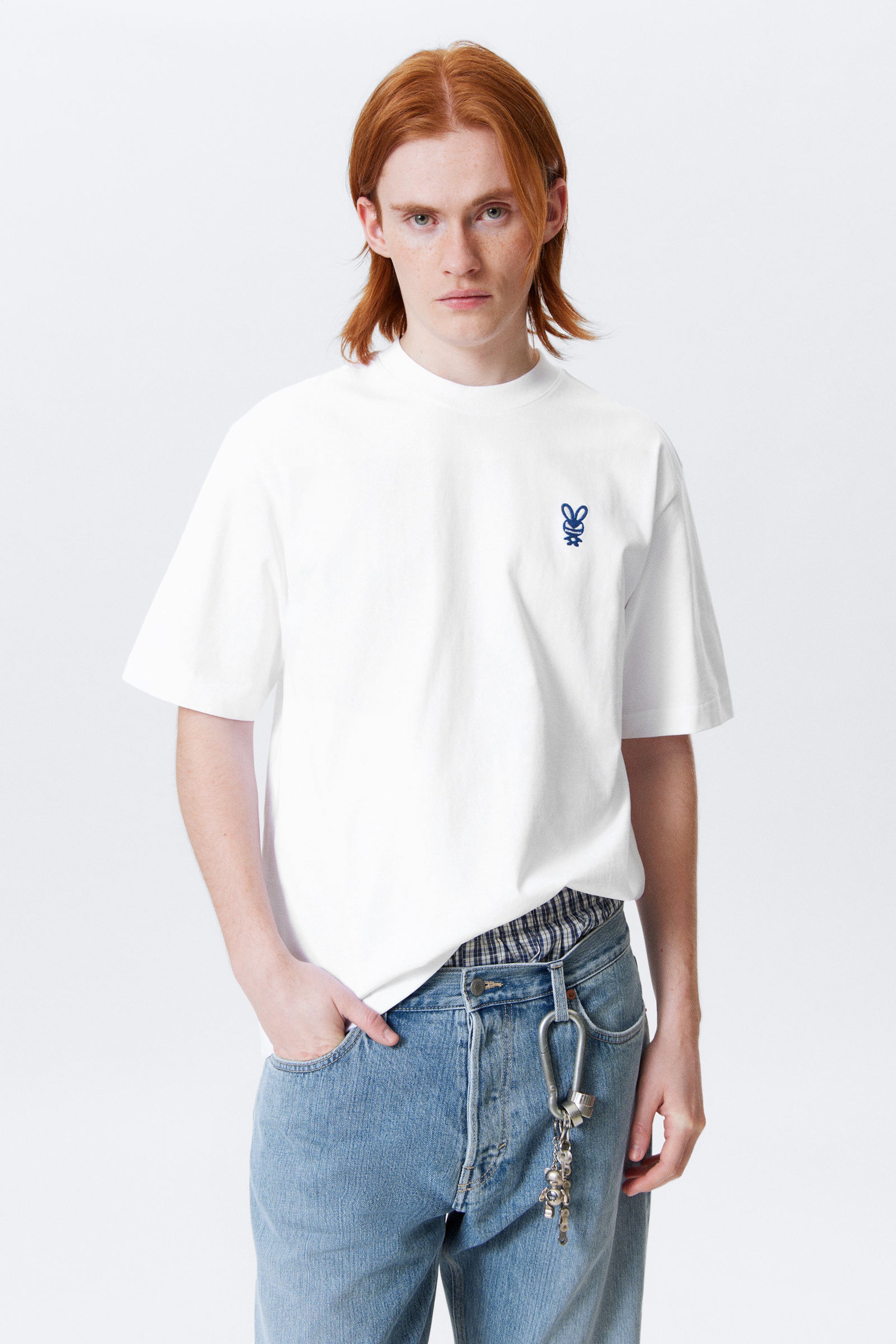 Weiß - Gestickter Hase - Entspanntes T-Shirt mit Grafikdruck - 1