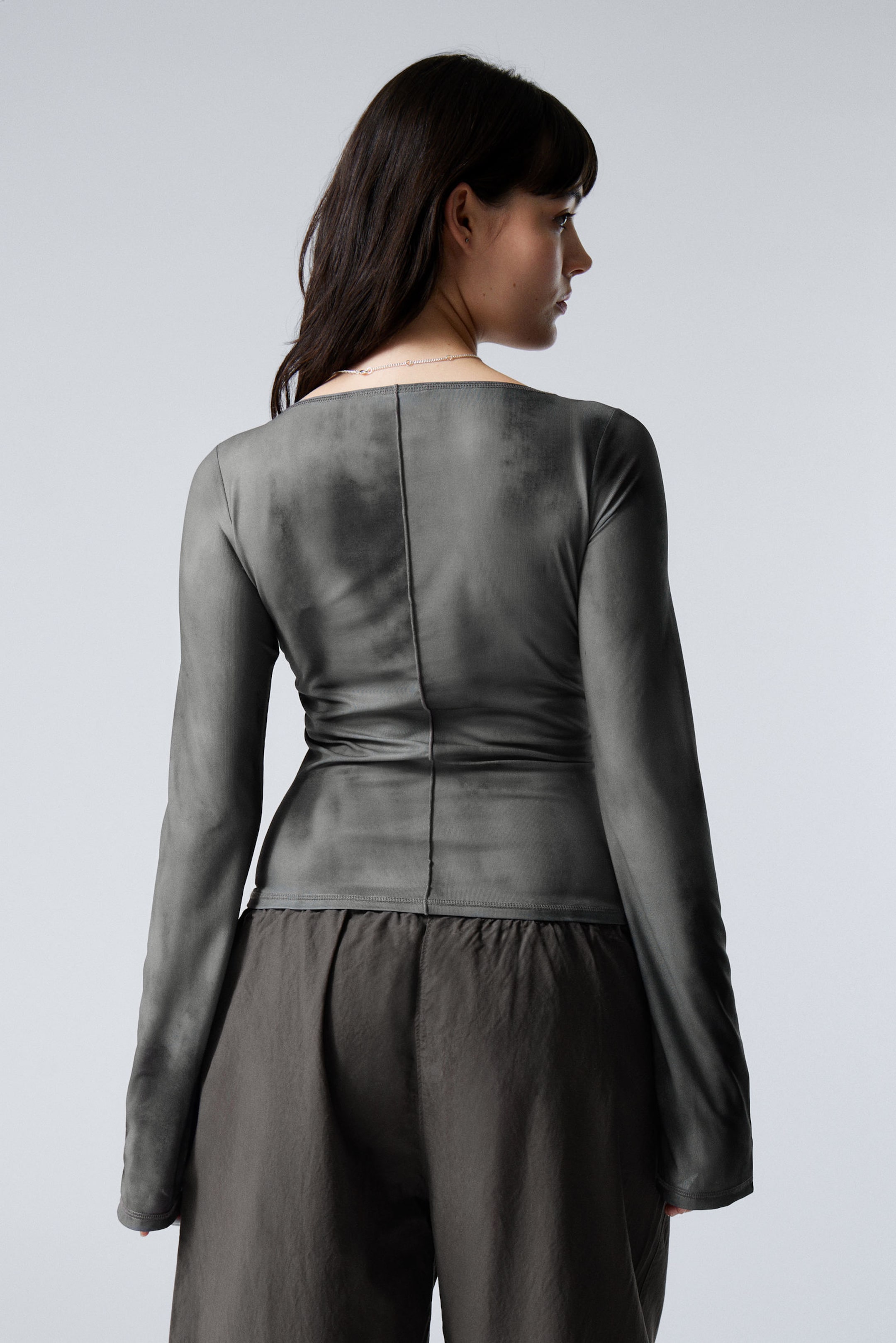 Verschwommenes Dunkelgrau - Bedrucktes Longsleeve-Top mit U-Boot-Ausschnitt - 2